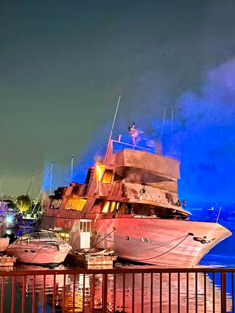 Das Schiff geriet in Schräglage und sank schliesslich.