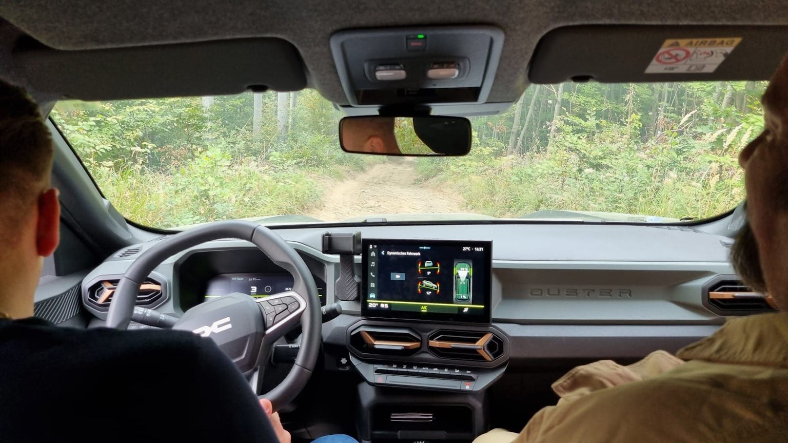 Offroad-Guide Clemens ließ uns mit dem Dacia durch den Gatsch hüpfen...