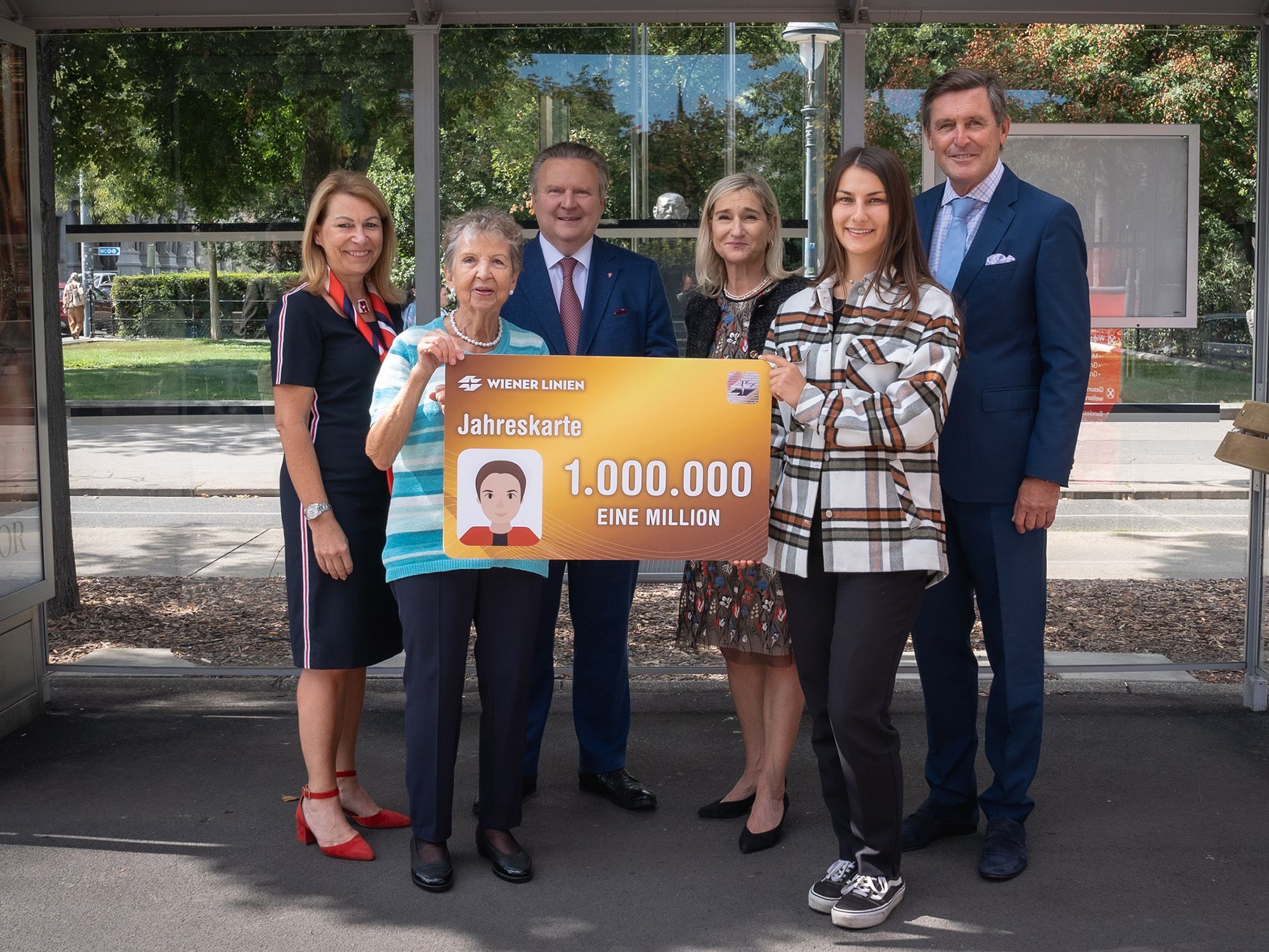 Wiener Linien feiern millionste Jahreskarte. v.l.n.r.: Geschäftsführerin der Wiener Linien Alexandra Reinagl,  Jahreskartenbesitzerin seit 42 Jahren Monika Fischer, Wiener Bürgermeister Michael Ludwig,  stv. Generaldirektorin der Wiener Stadtwerke Monika Unterholzner, neue Jahreskartenbesitzerin Viktoria Schaarschmidt, Stadtrat für Wiener Stadtwerke Peter Hanke