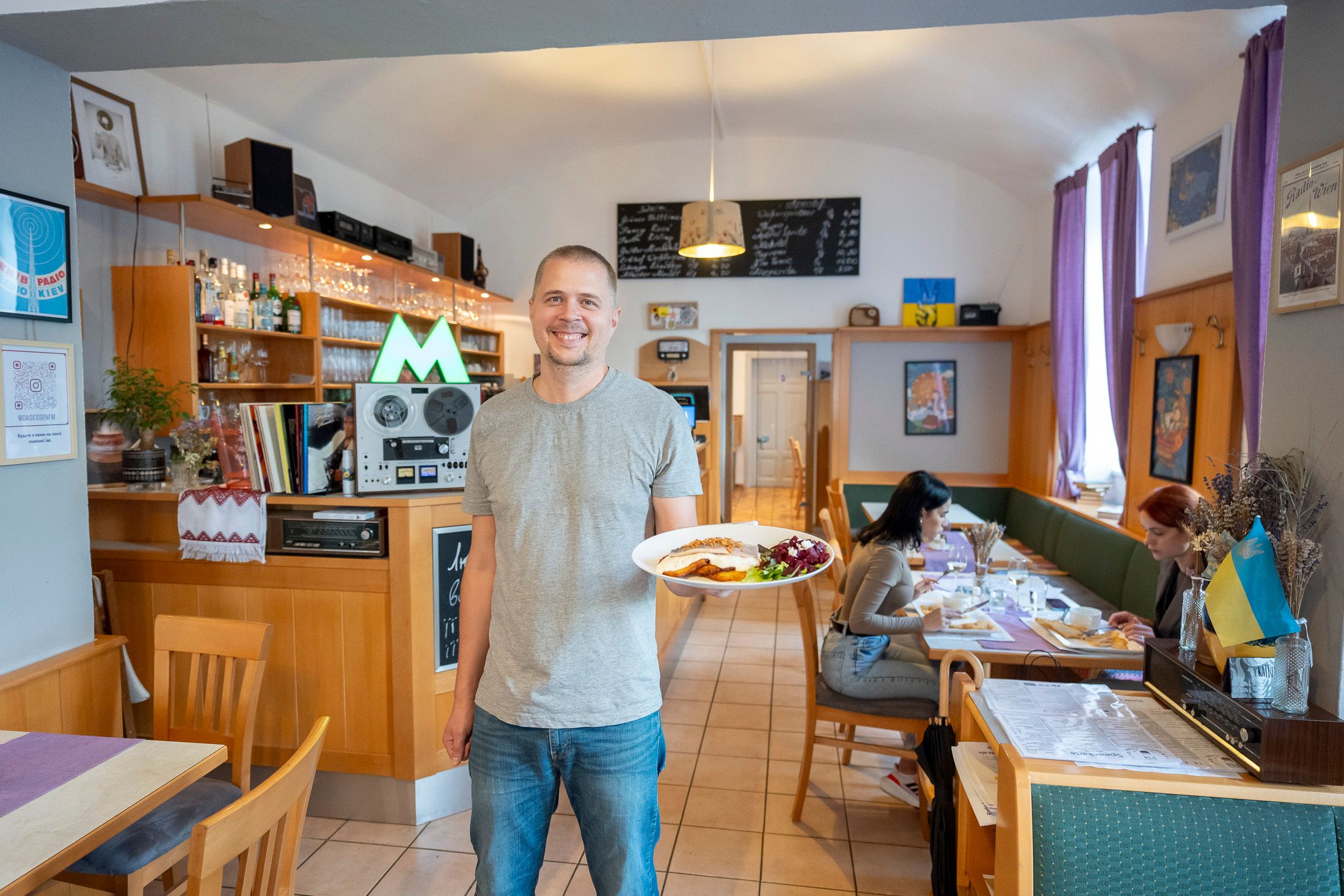 Ivan hat eine Schwäche für alte Radios, Plattenspieler, Tonbandgeräte – und für gutes Essen: Darum heißt sein Lokal 