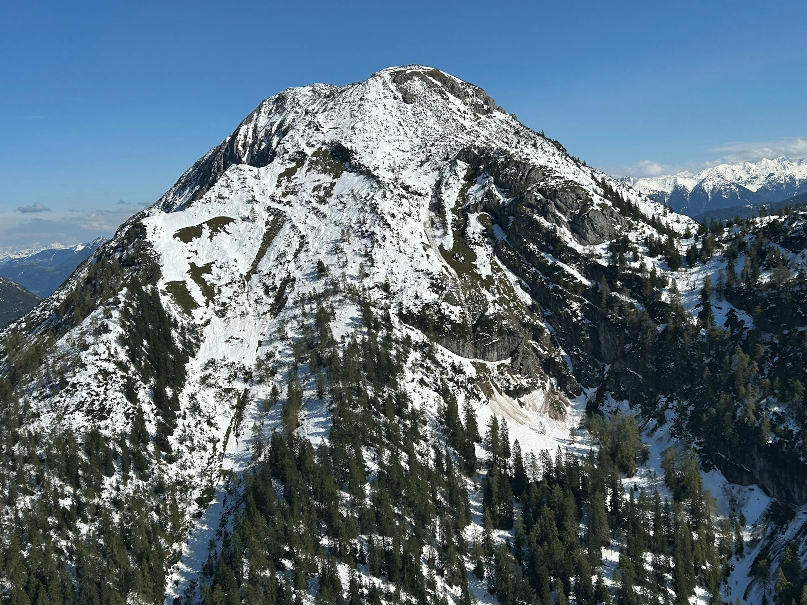 Die ersten beiden Wanderer erreichten gegen 11:00 Uhr einen Aussichtspunkt auf einer Höhe von 1.860 Meter. Ein weiteres Aufsteigen zum Gipfel des Bärenkopfes war ihnen schneebedingt nicht möglich. Ihren Spuren folgten weitere Wanderer bis zu dieser Position.