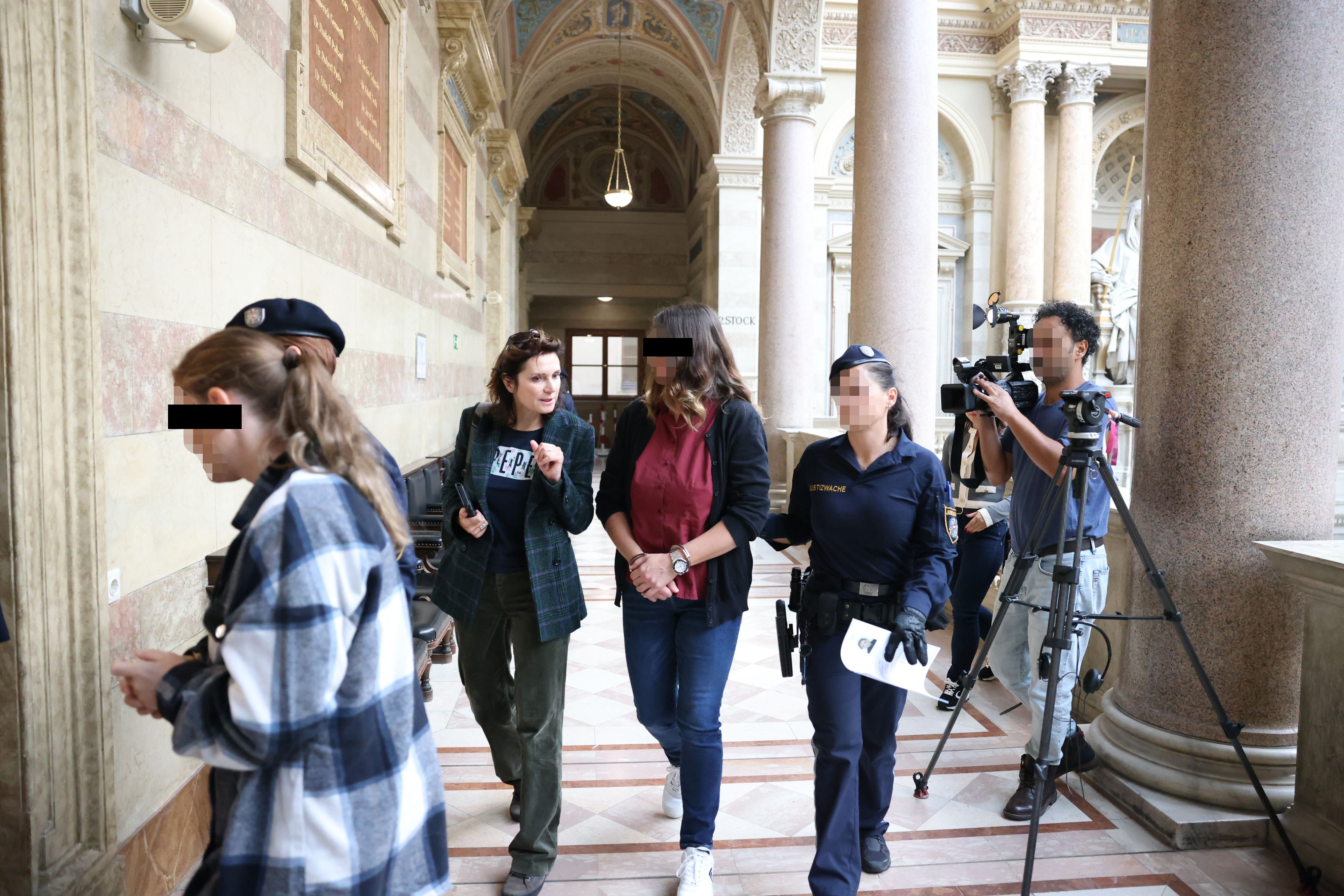 Hundebox-Prozess: Anwältin Astrid Wagner mit der Mutter, vorne die Zweitangeklagte