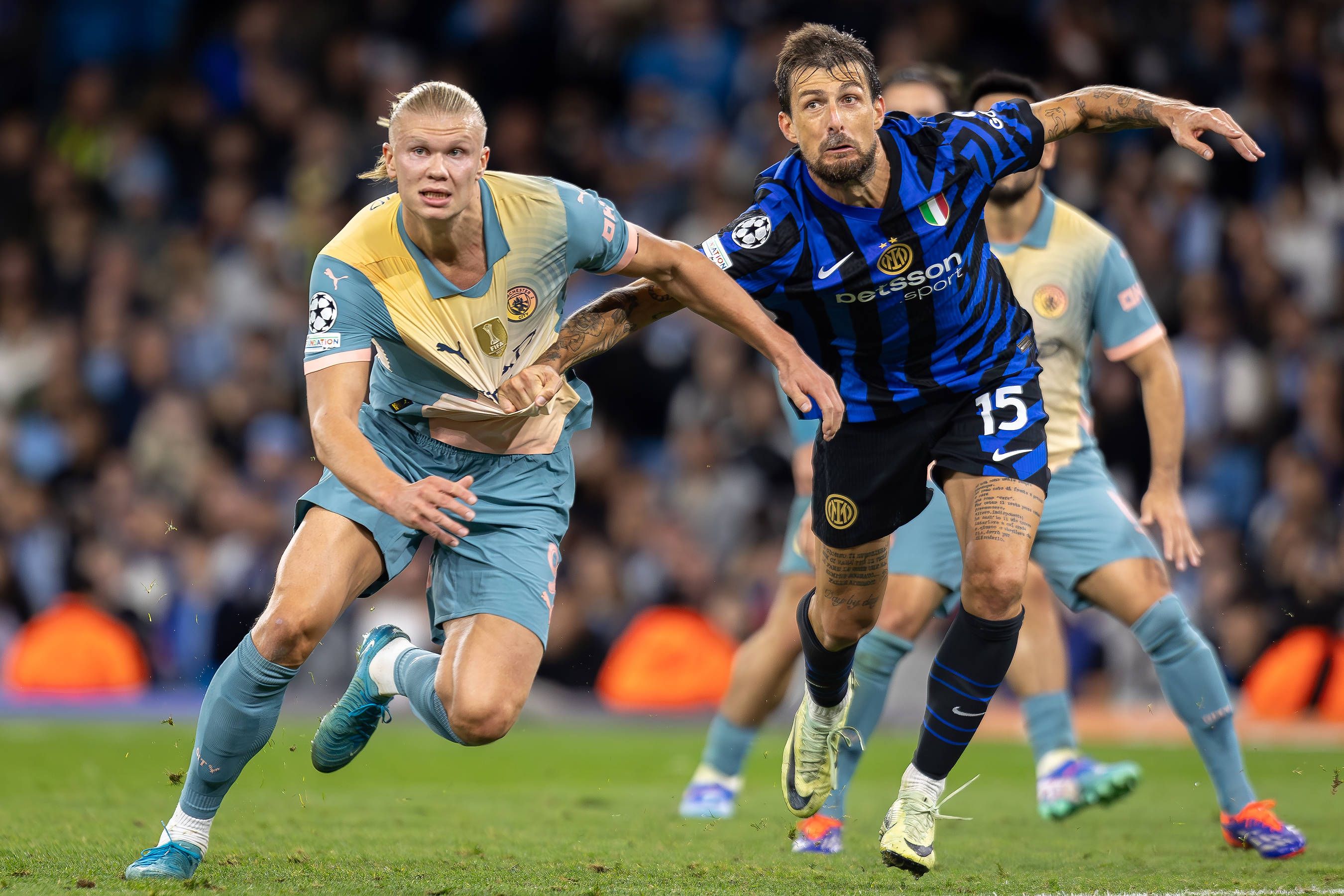 Erling Haaland legte sich mit Routinier Francesco Acerbi an.