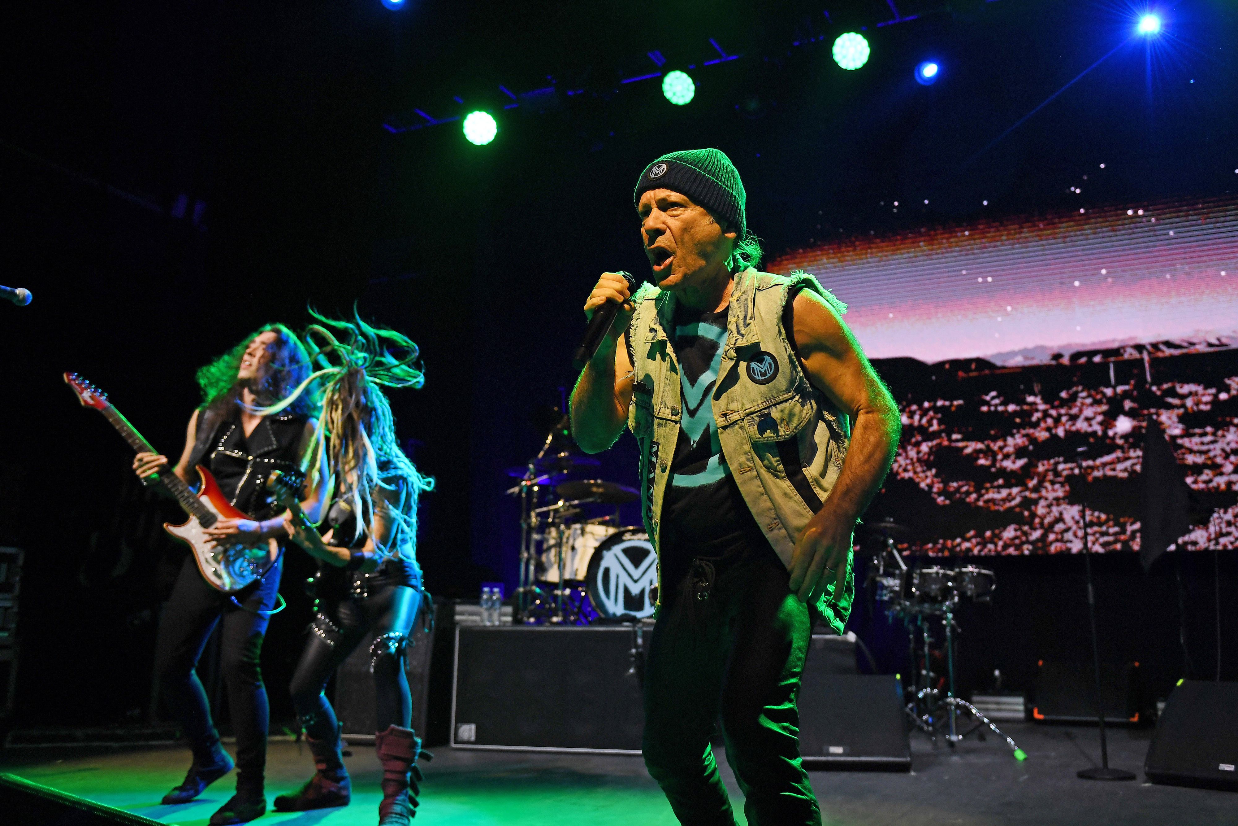 Bruce Dickinson ist der Frontsänger von Iron Maiden.