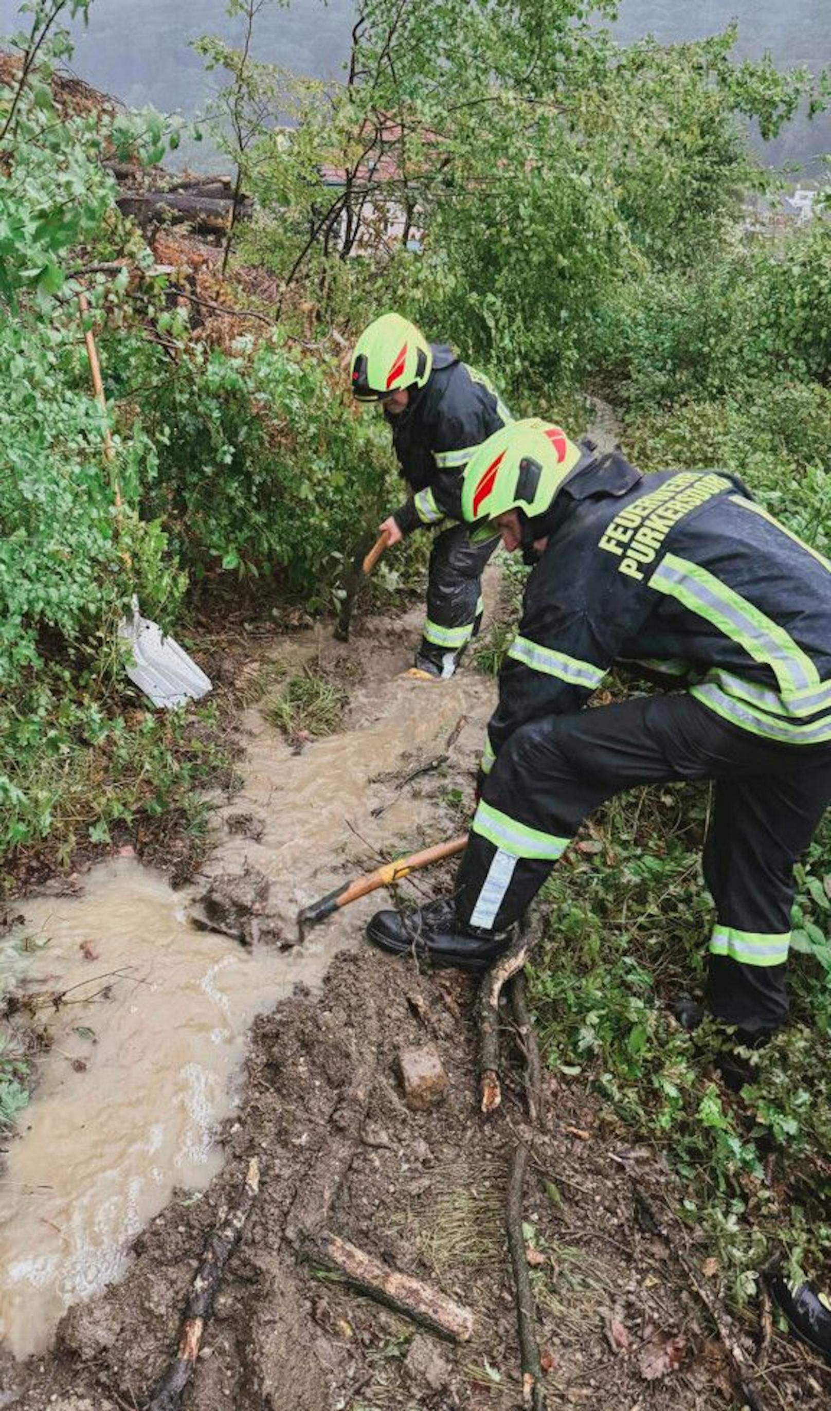 Über 3.200 Einsatzstunden leisteten die Kameradinnen und arbeiteten über 270 Einsätze ab.