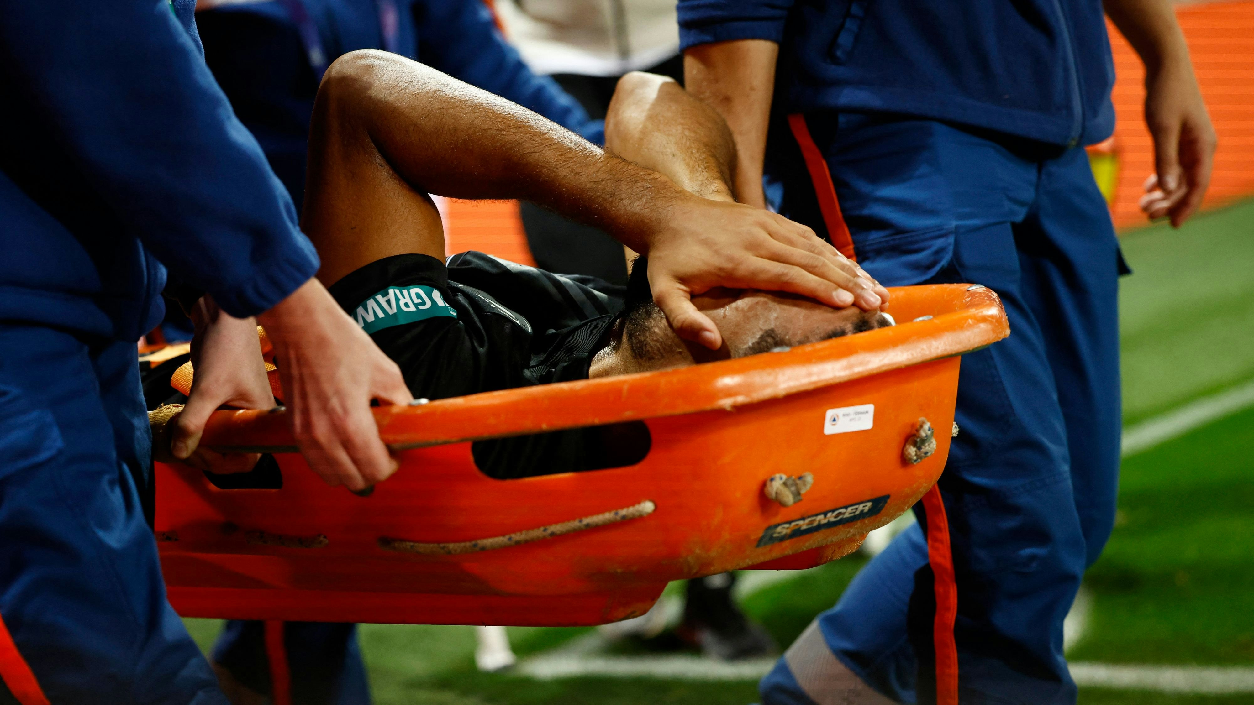 Gregory Wüthrich schlägt die Hände vor das Gesicht. 