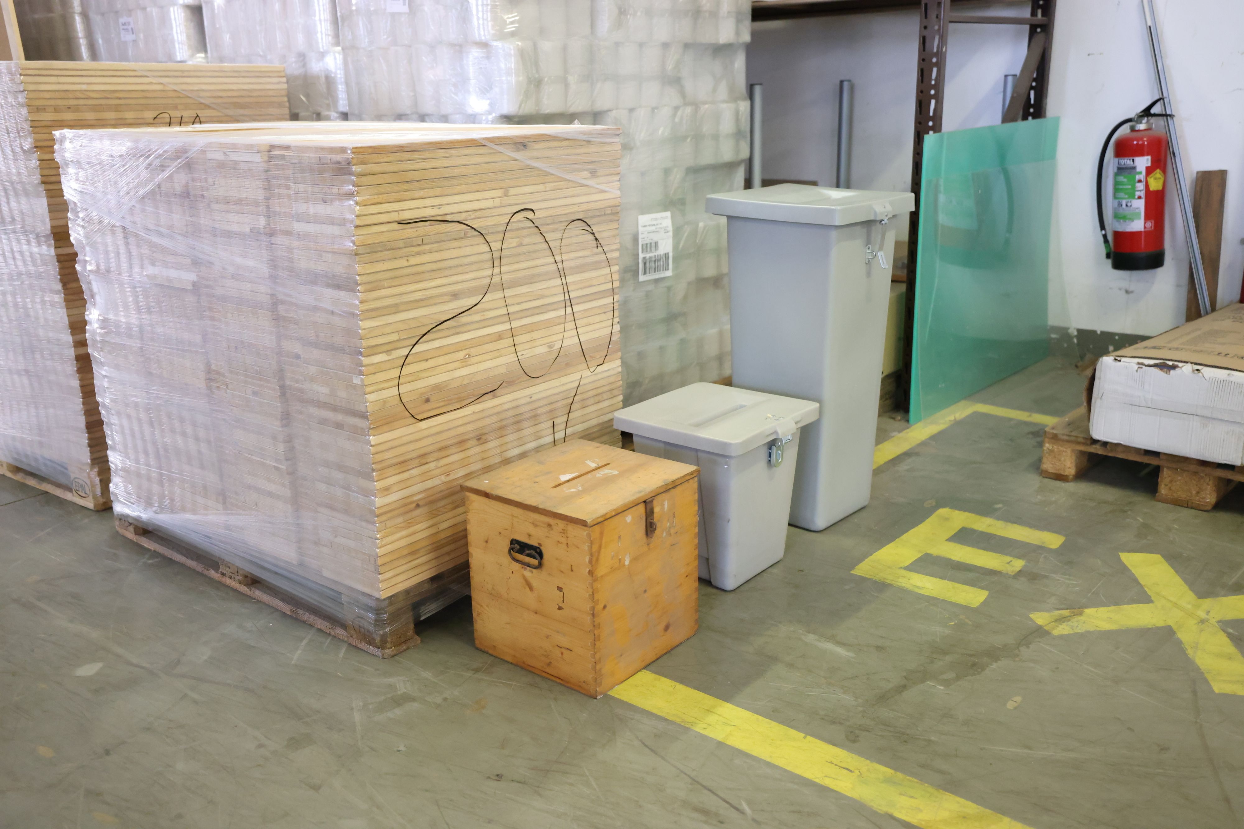 Wahlurnen in unterschiedlicher Form: Vor 50 Jahren waren sie noch aus Holz.