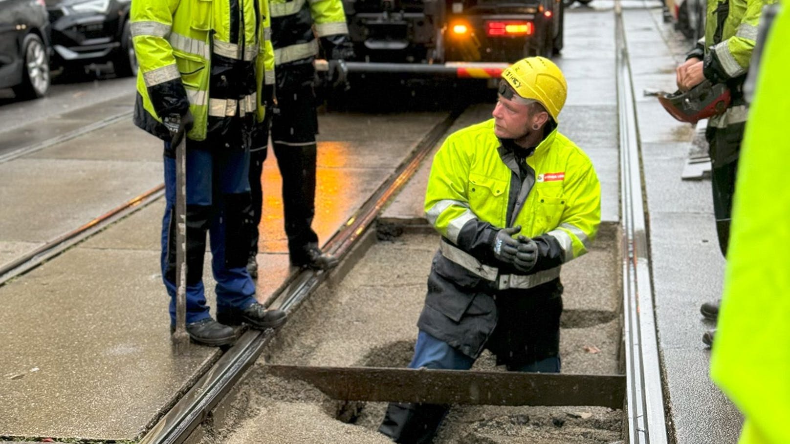 50 Kilometer Straßenbahn-Gleise mussten von Schlamm befreit werden.