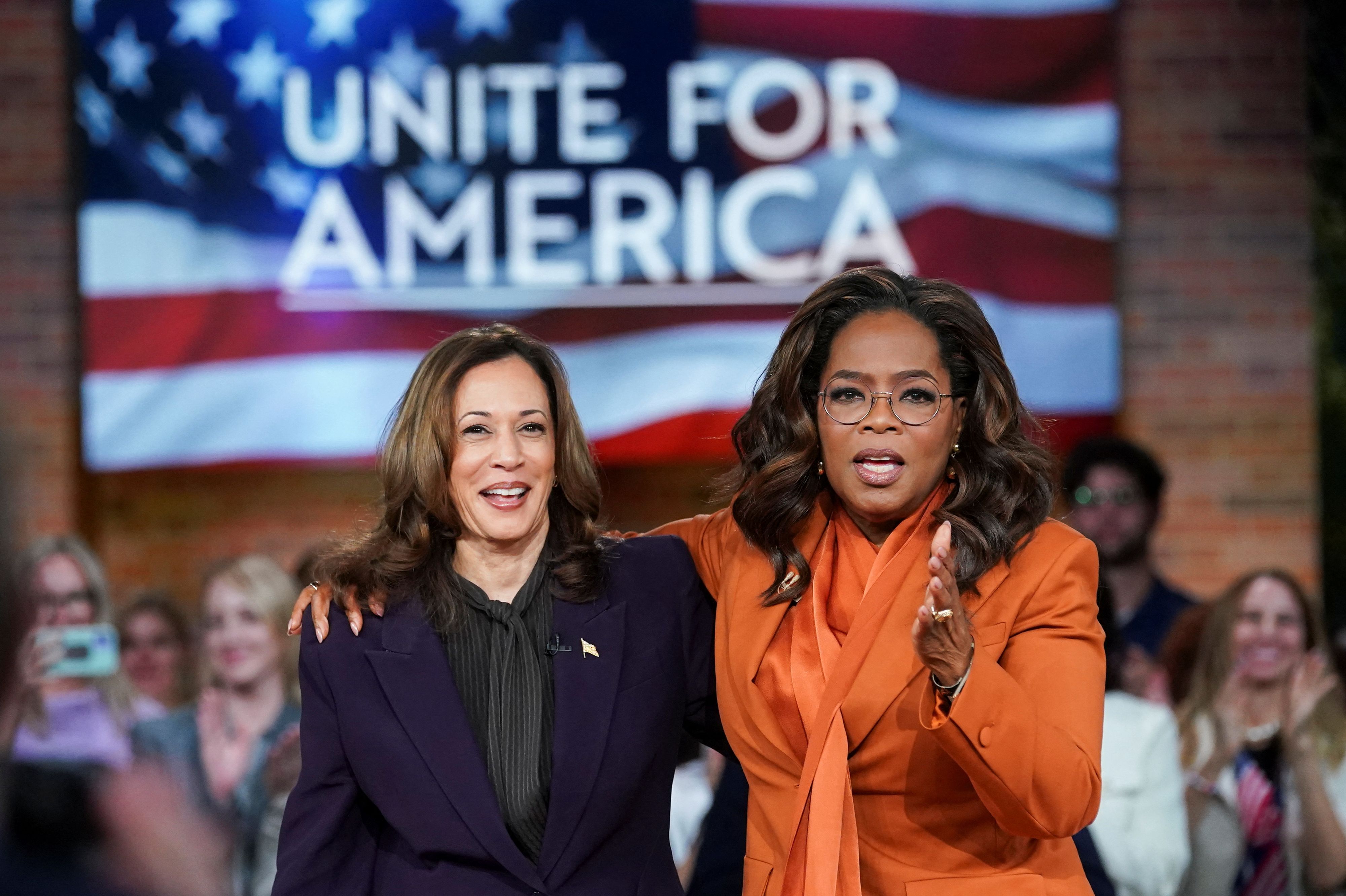 Kamala Harris (l.) erhält mit Talkshow-Ikone Oprah Winfrey eine bekannte und beliebte Unterstützerin.