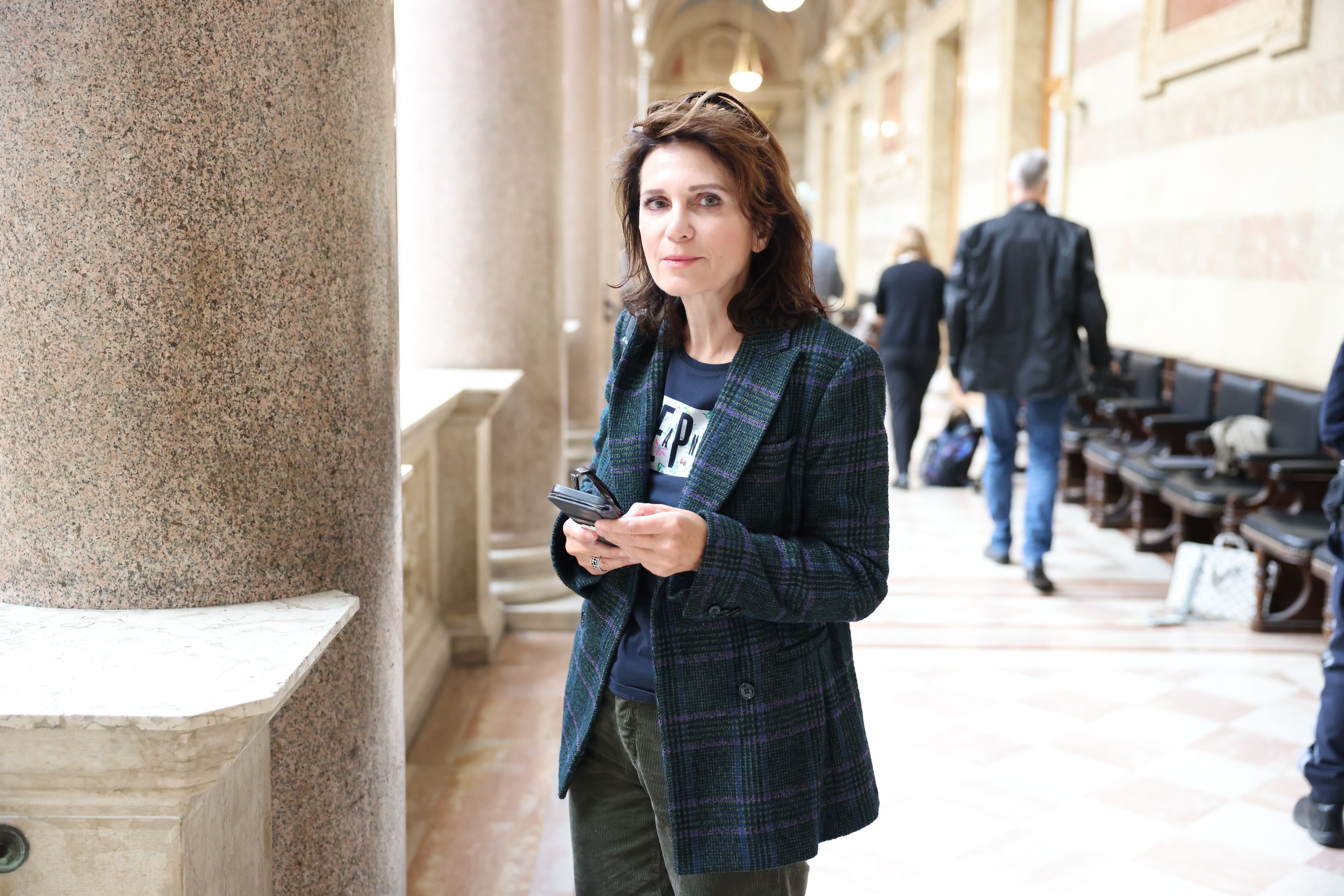 Star-Anwältin Astrid Wagner vertritt den gefallenen Gottesmann.