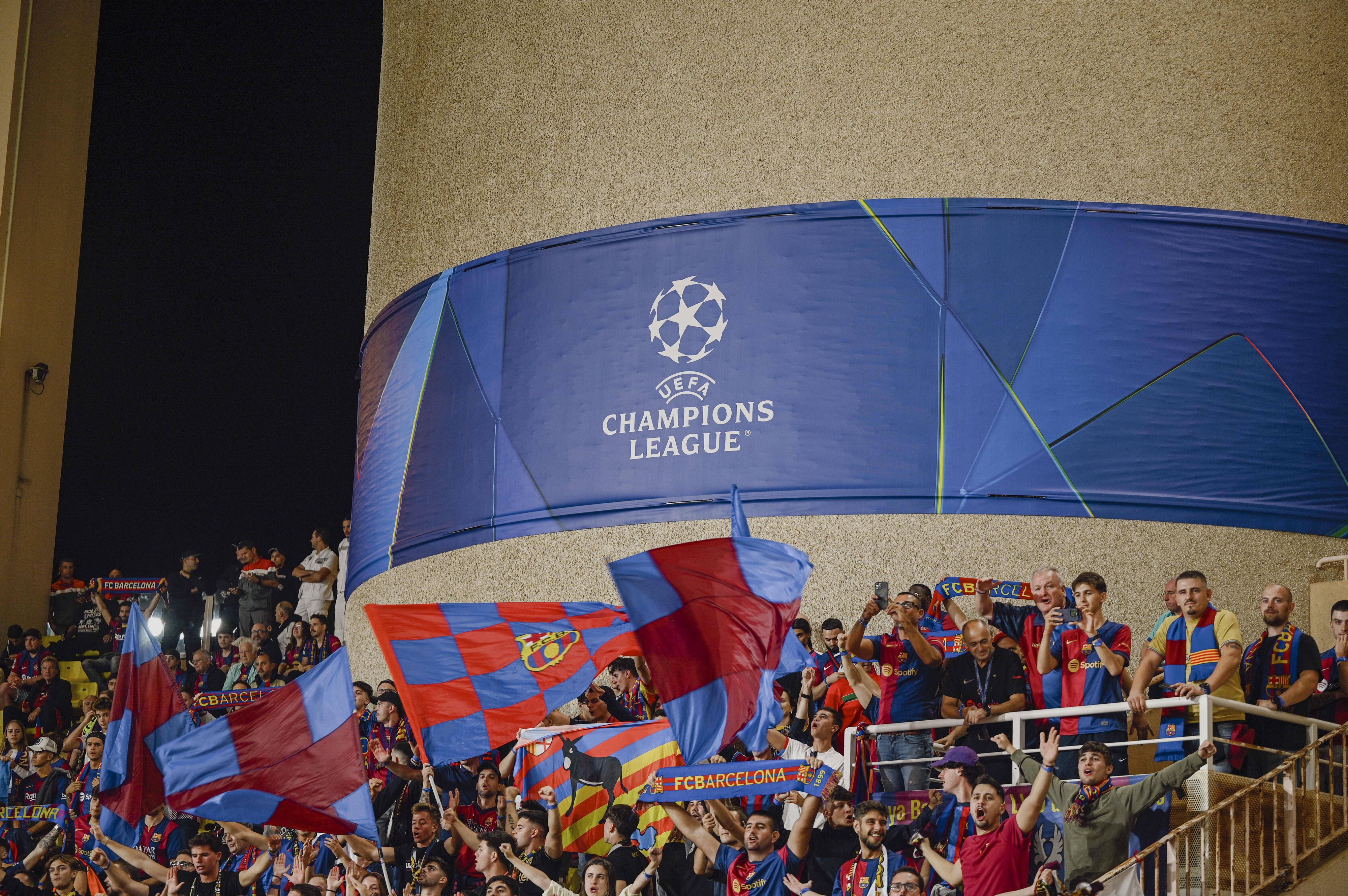 Im Barcelona-Fanblock in Monaco wurde ein Nazi-Plakat gezeigt. 