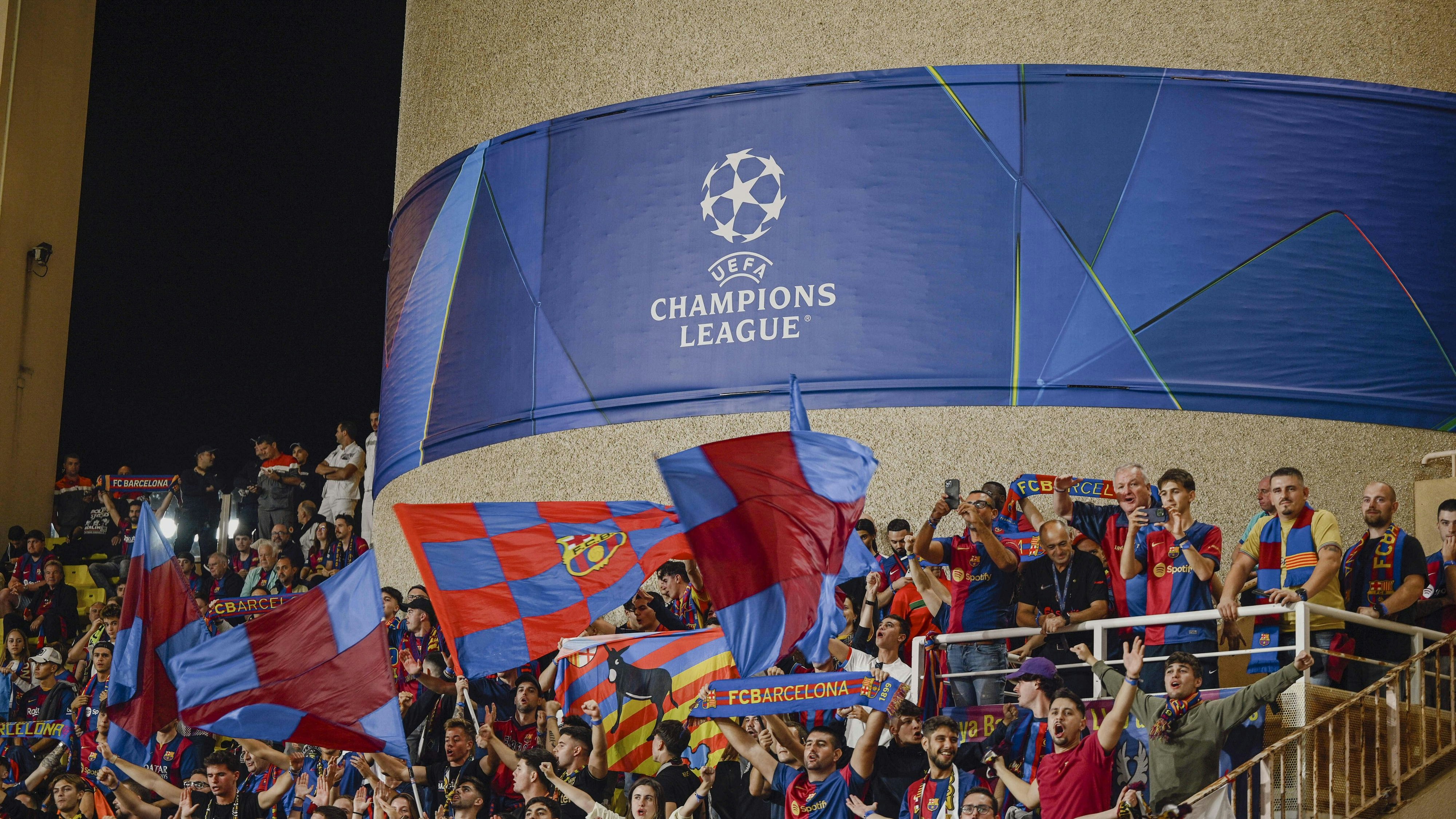 Im Barcelona-Fanblock in Monaco wurde ein Nazi-Plakat gezeigt. 