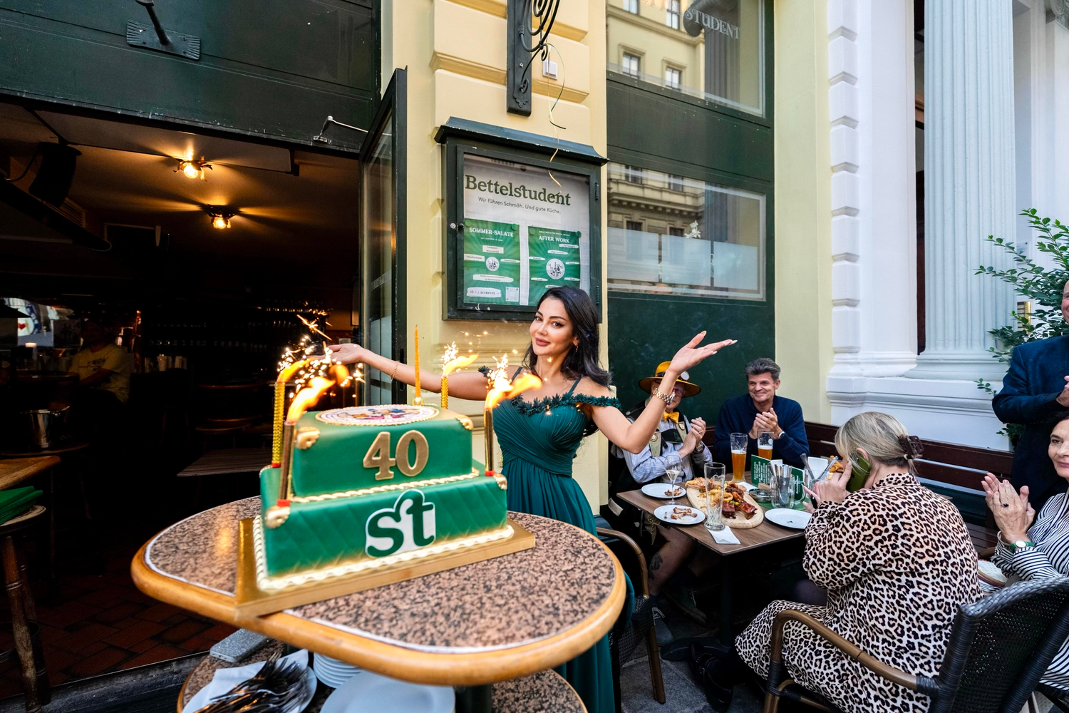 Inhaberin Mahsa Danesh-Müllner feiert den Geburtstag des 