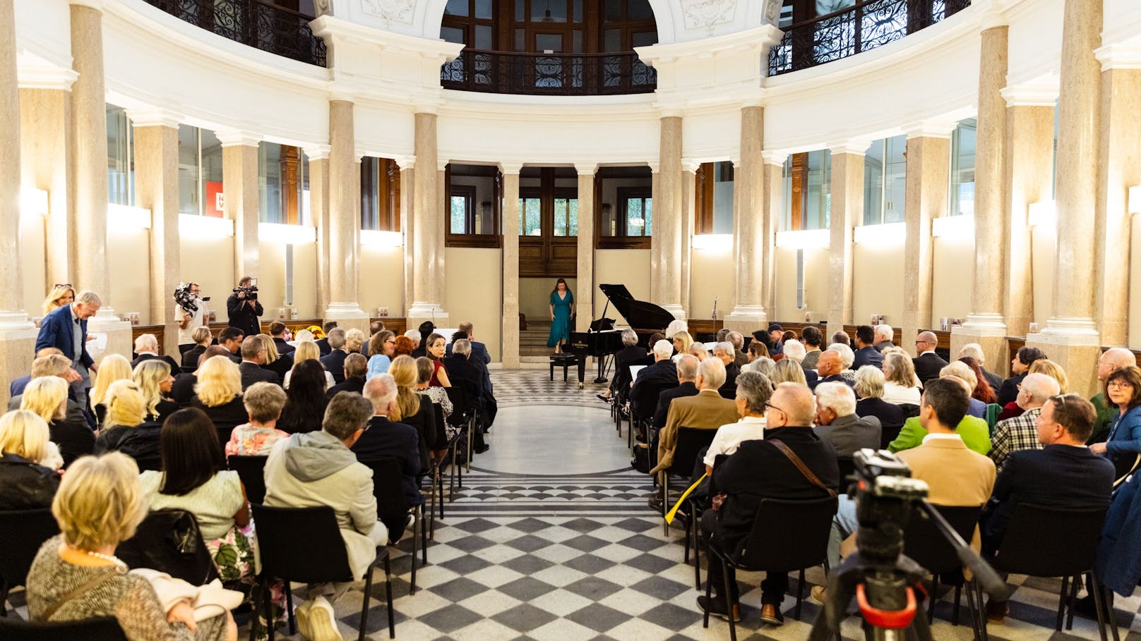 Volles Haus im Marmorsaal des Bundesministeriums für Kunst, Kultur, öffentlichen Dienst und Sport