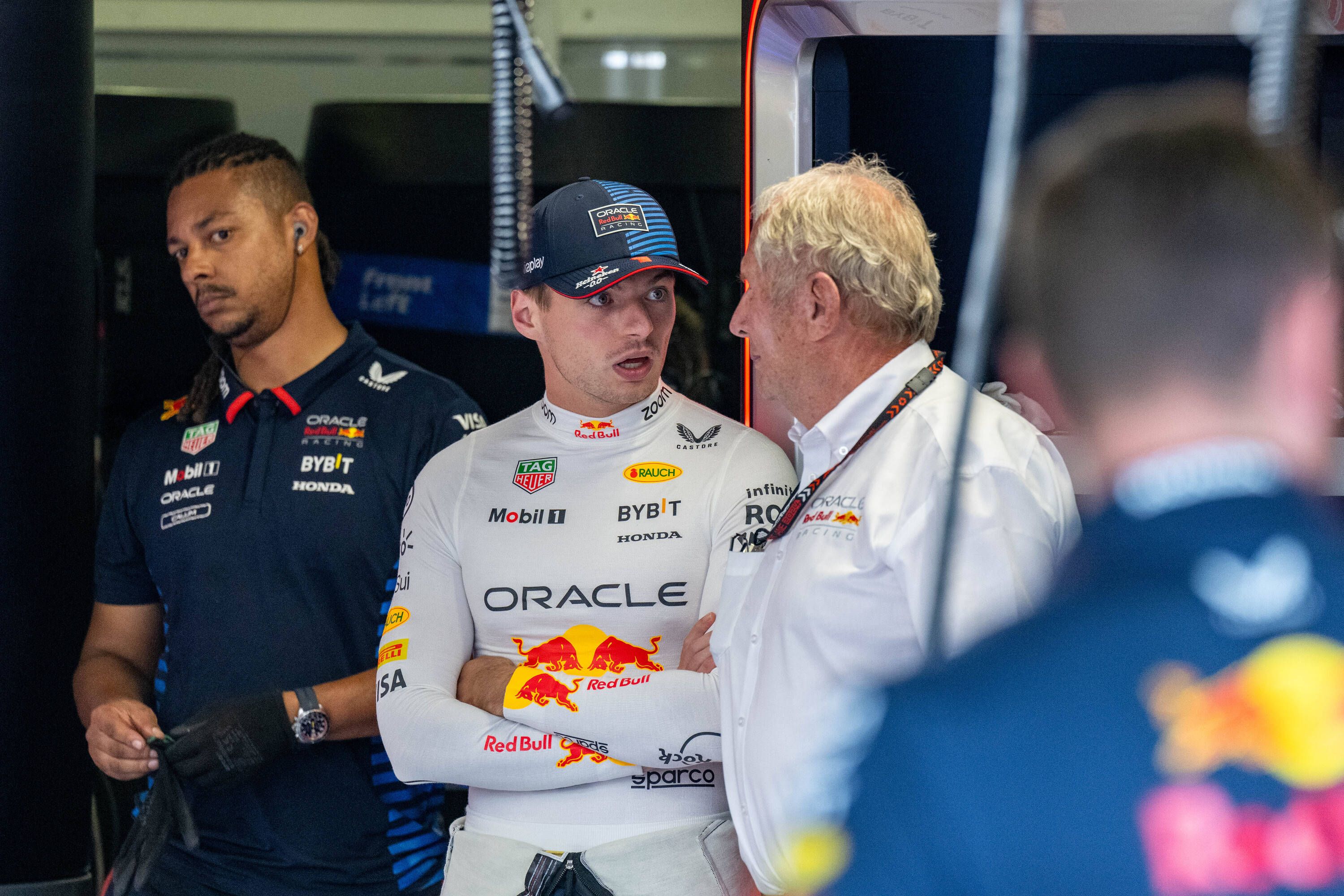 Dreifach-Weltmeister Max Verstappen und Red-Bull-Motorsportberater Helmut Marko. 