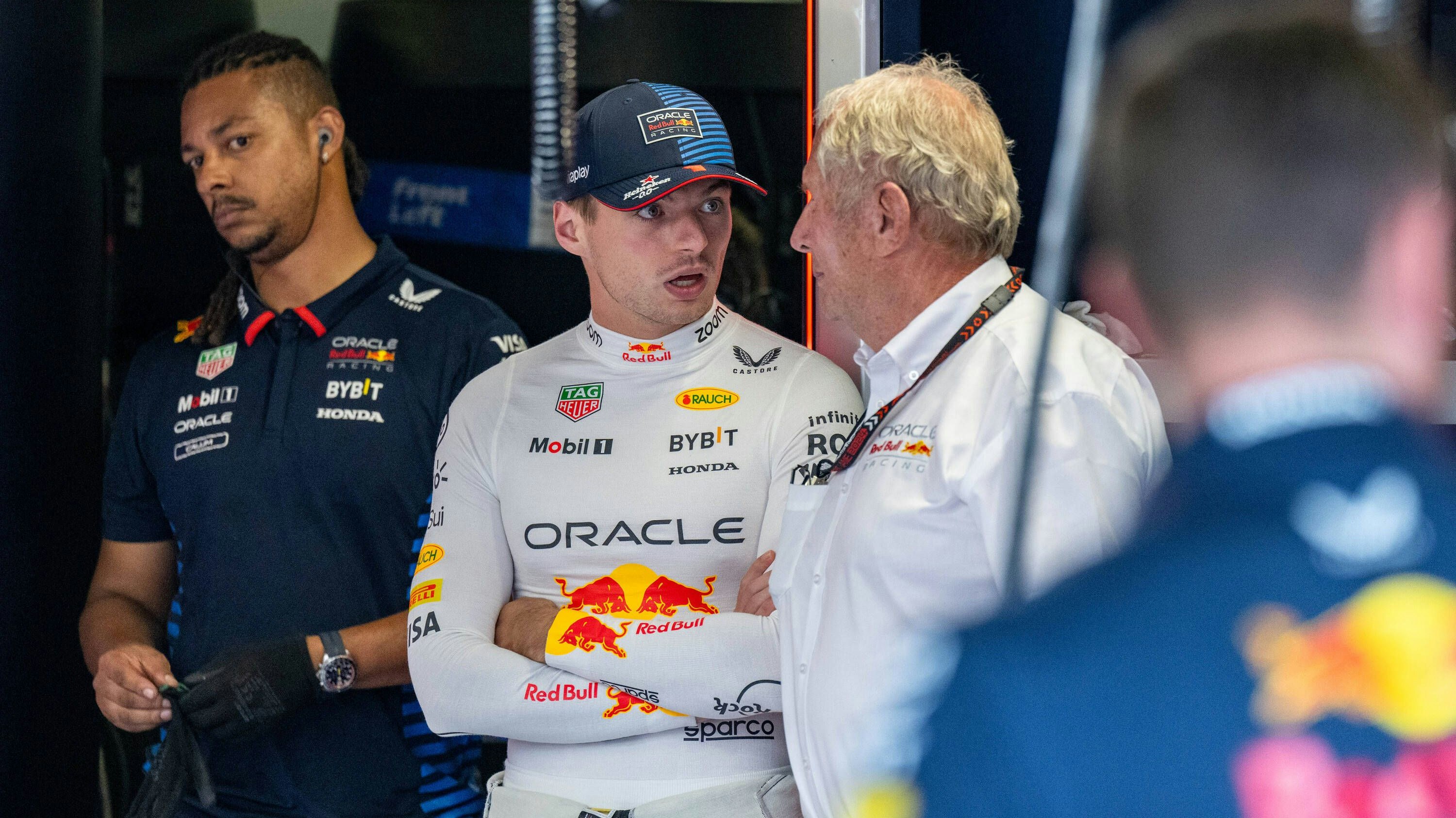 Dreifach-Weltmeister Max Verstappen und Red-Bull-Motorsportberater Helmut Marko. 
