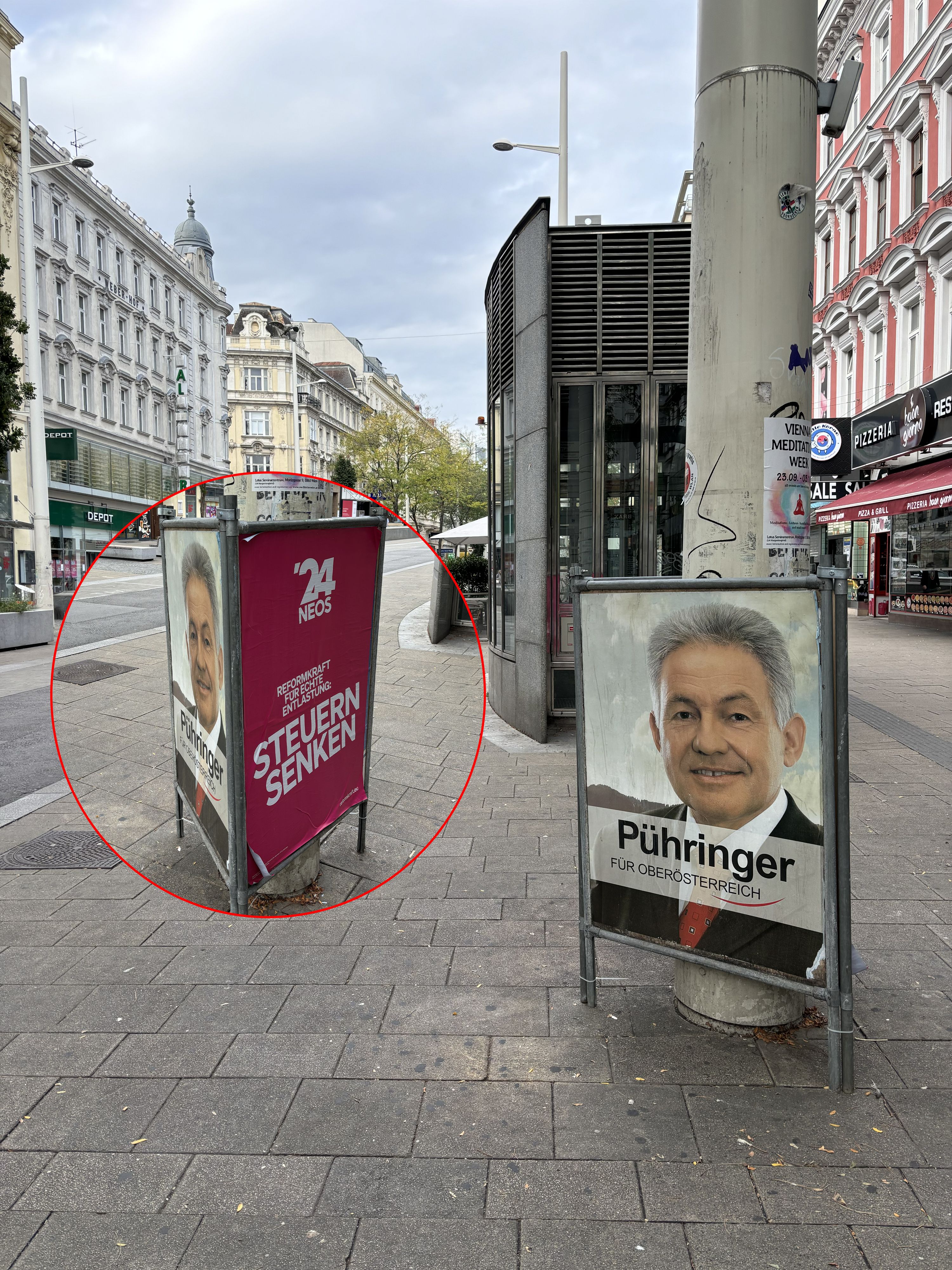 Ex-Landeshauptmann Josef Pühringer lacht von Neos-Plakatständern in Wien.