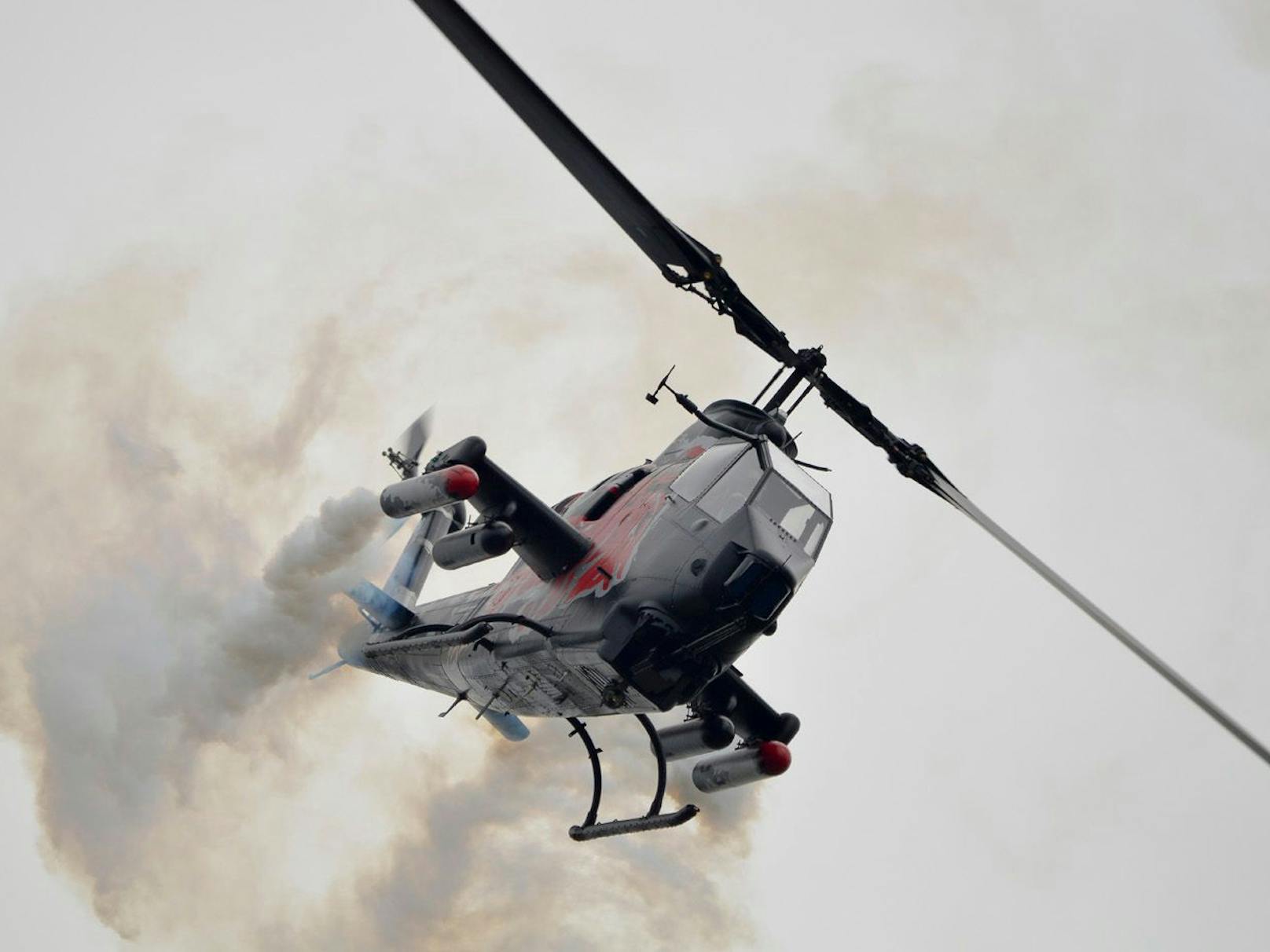 Zu sehen gibt es u.a. eine spektakuläre Airshow mit Kunstflugstaats- und Weltmeistern (Warbirds der Flying Bulls aus dem Hangar 7 in Salzburg etc.).