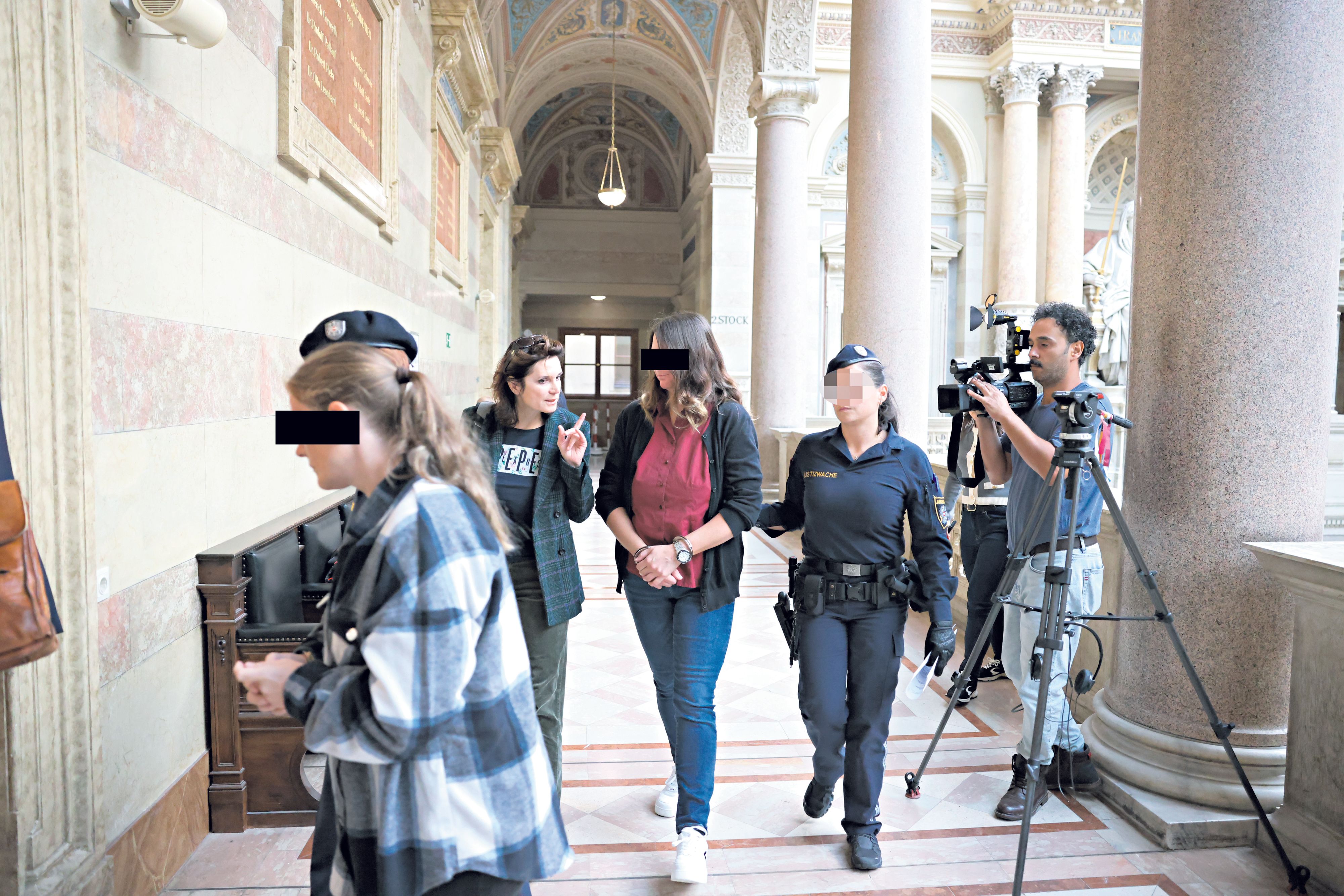 Die Komplizin (li.) soll der Mutter (m., mit Anwältin Astrid Wagner) auch viel Geld abgenommen haben.