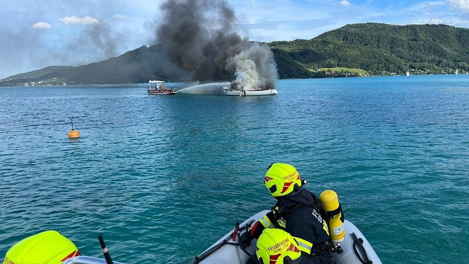 Ein Bootsbrand am Attersee: Für seine Recherche war Weidinger mitten im Geschehen.