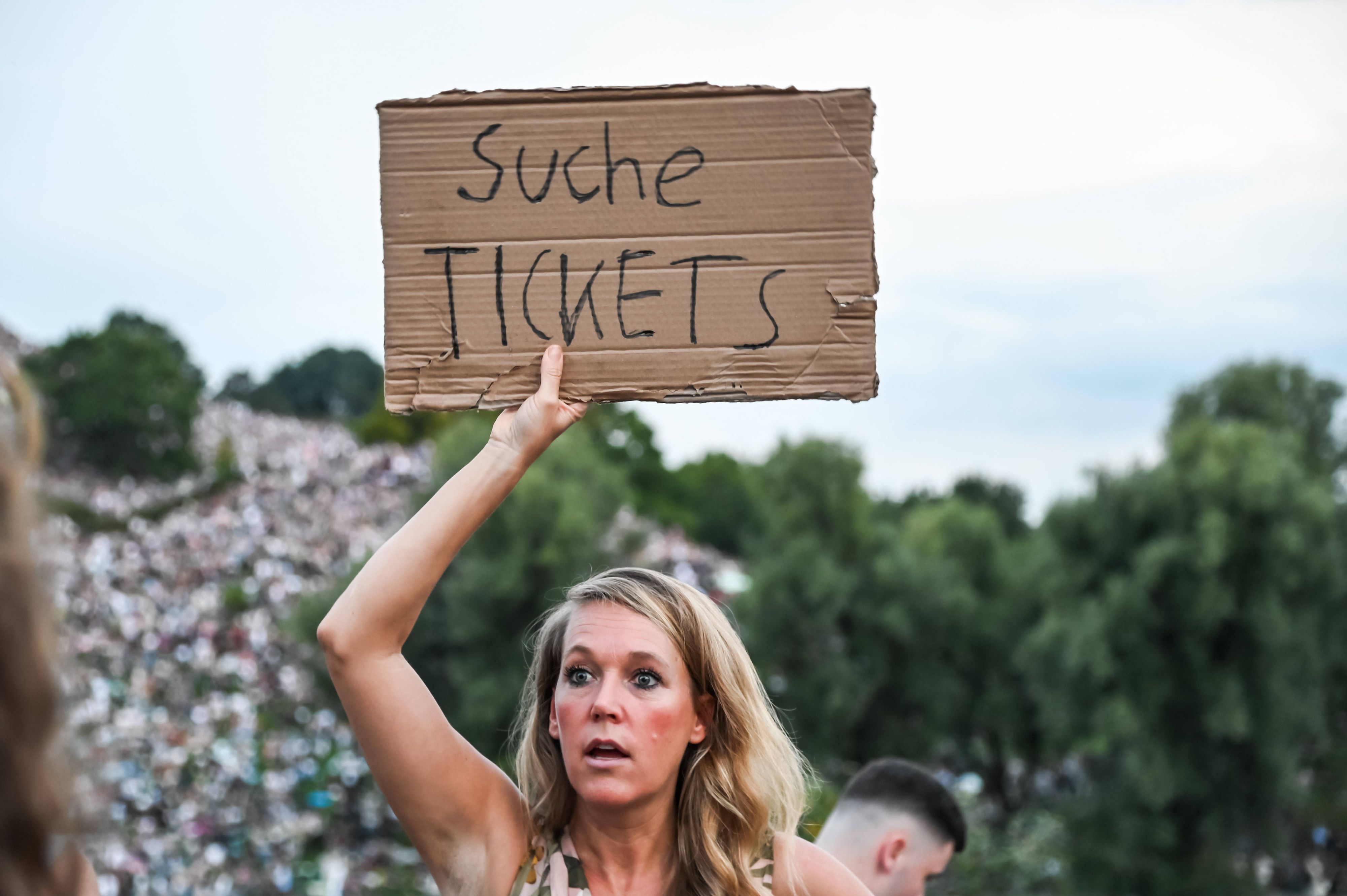 Ein Fan sucht Tickets.