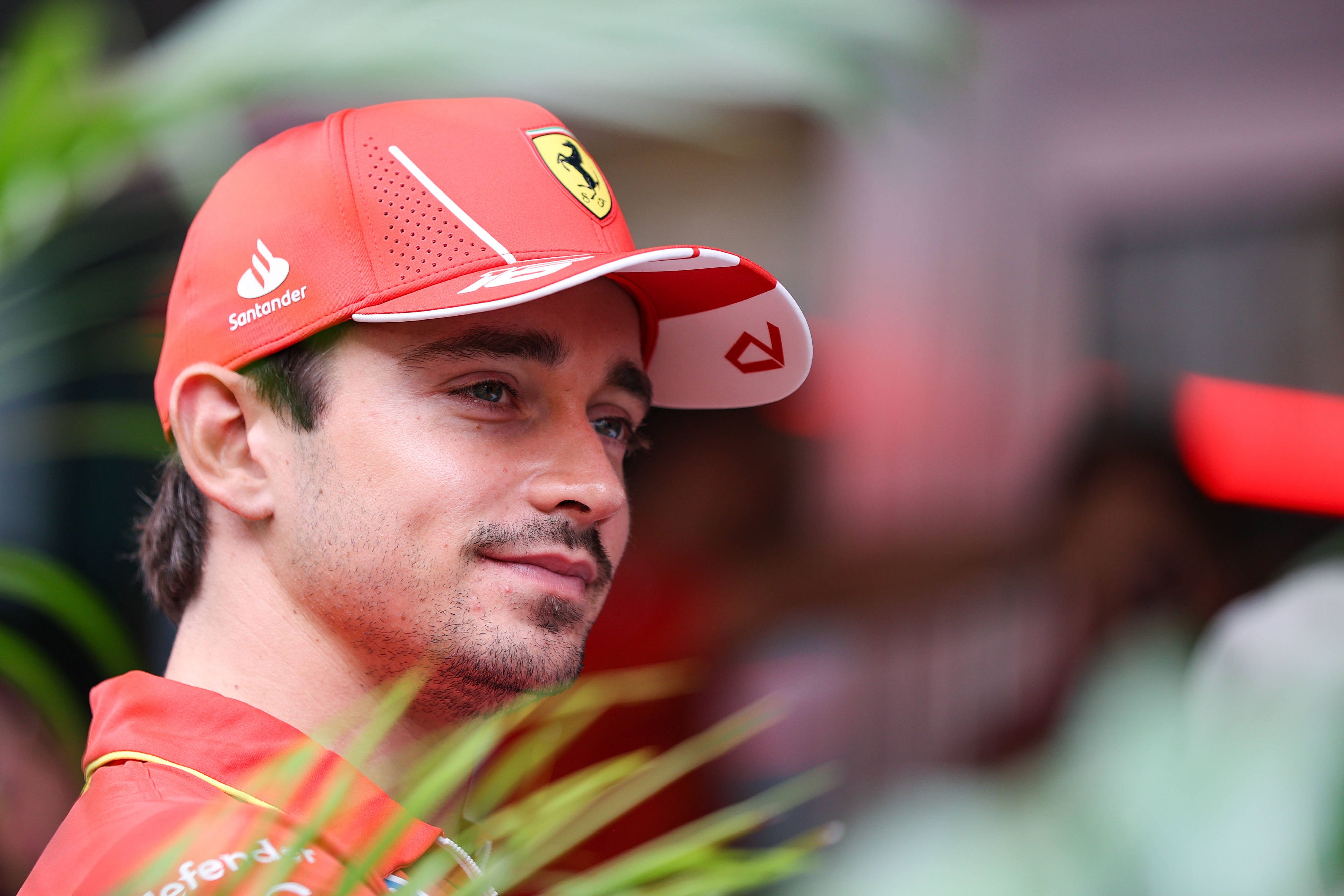 Charles Lecler ist der schnellste Fahrer im ersten freien Training der Formel-1 auf dem Marina Bay Circuit.