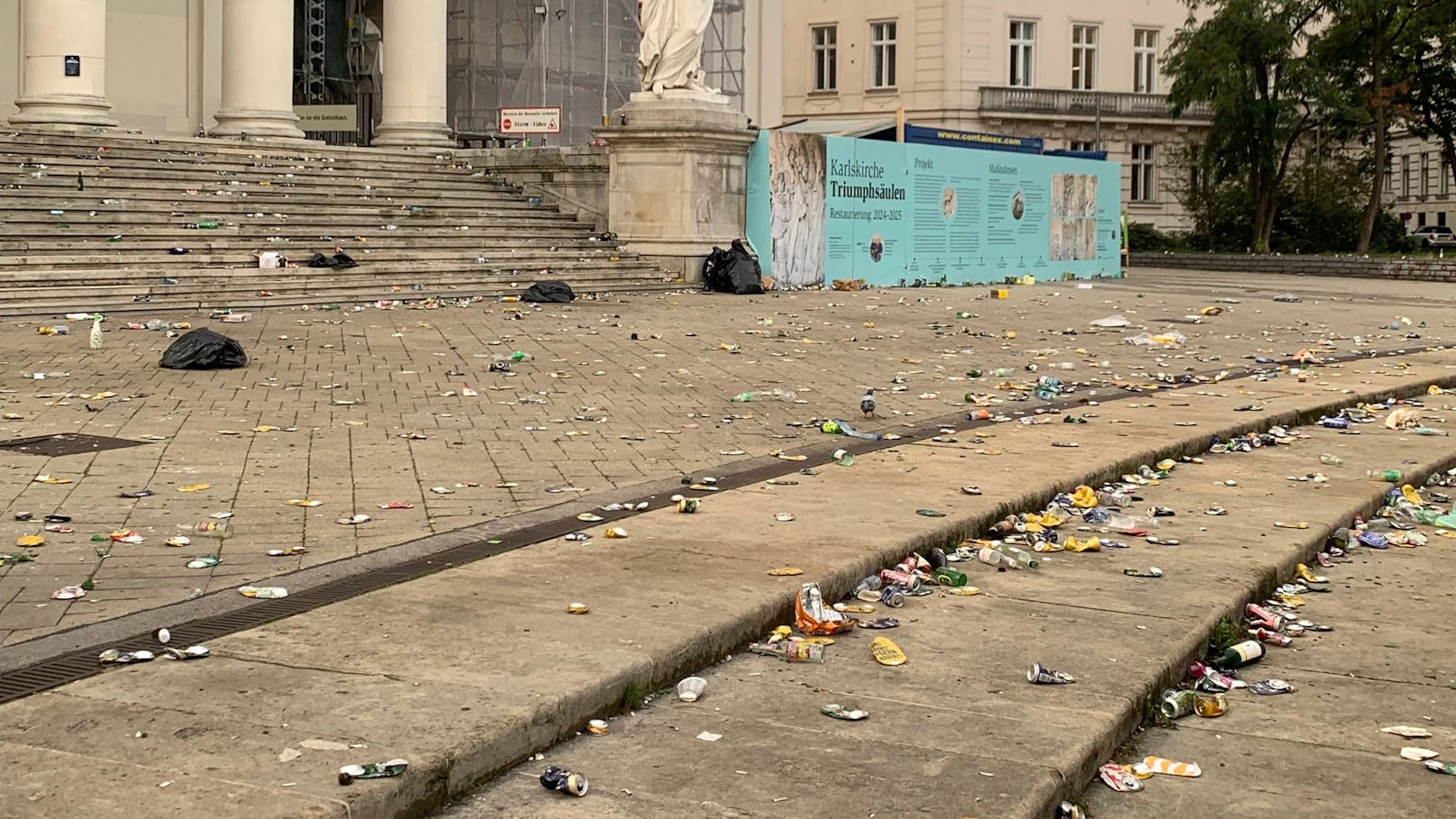 Vor der Kirche waren nämlich Unmengen an Bierdosen und Alk-Flaschen zu sehen.