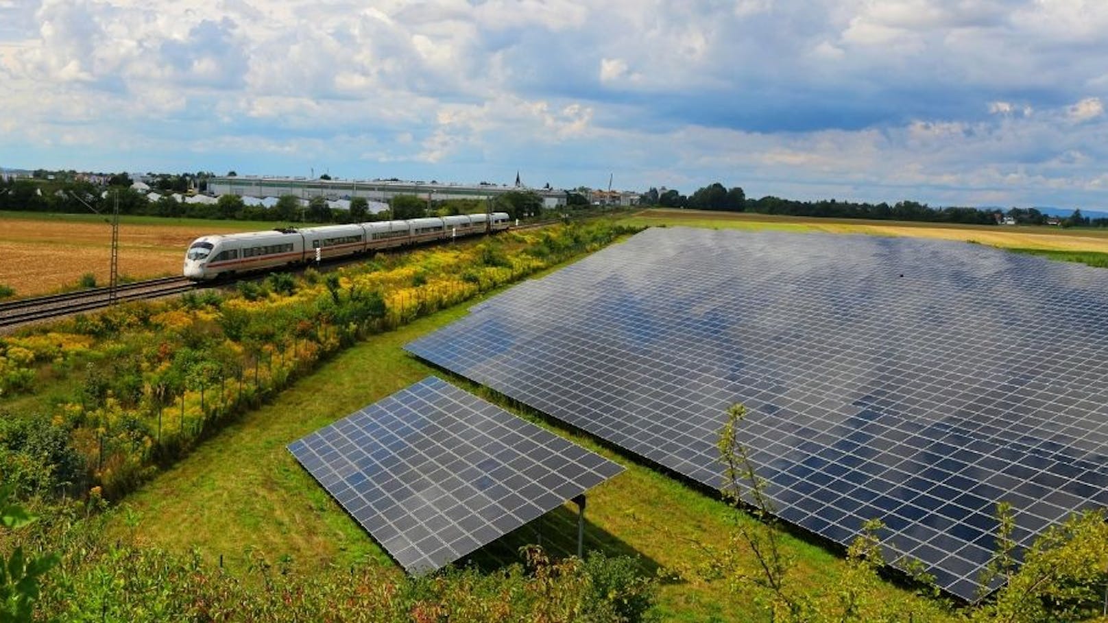 TÜV Rheinland-Studie: Photovoltaik an der Bahninfrastruktur – Solarstrom könnte über ein Viertel des Bahn-Strombedarfs decken.