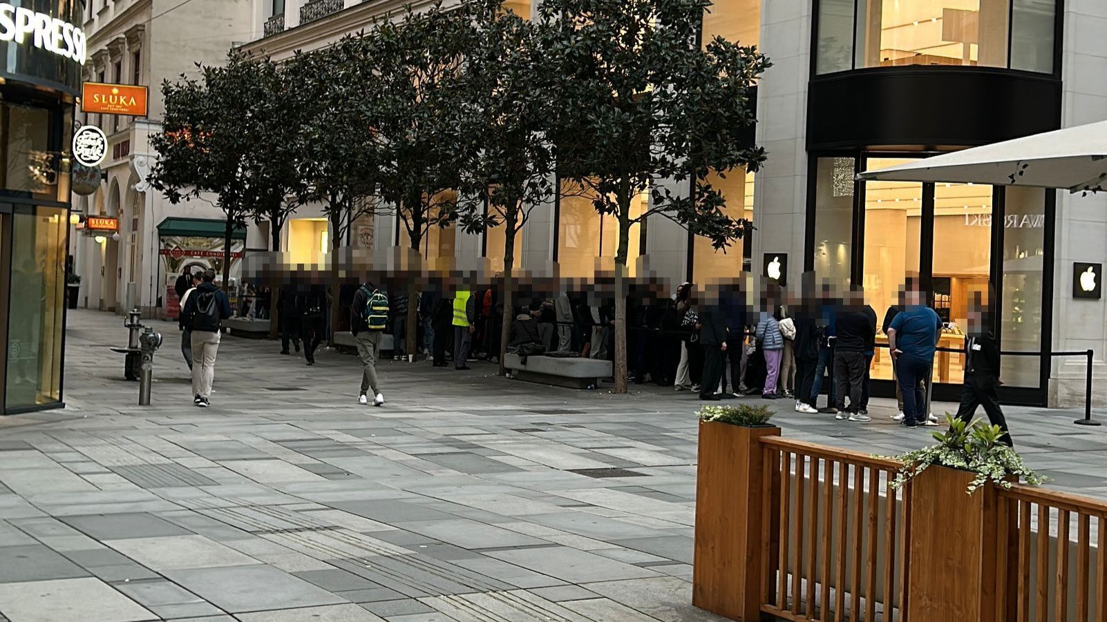 Dutzende Wiener standen schon vor der Öffnung des Apple-Stores geduldig Schlange.