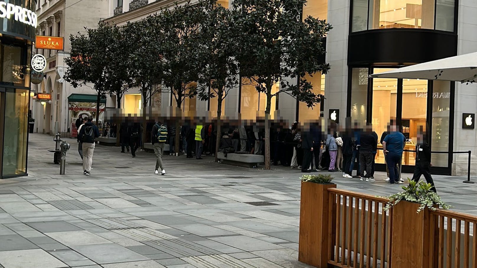 Riesen-Schlange in der City! Wiener stürmen Apple-Store