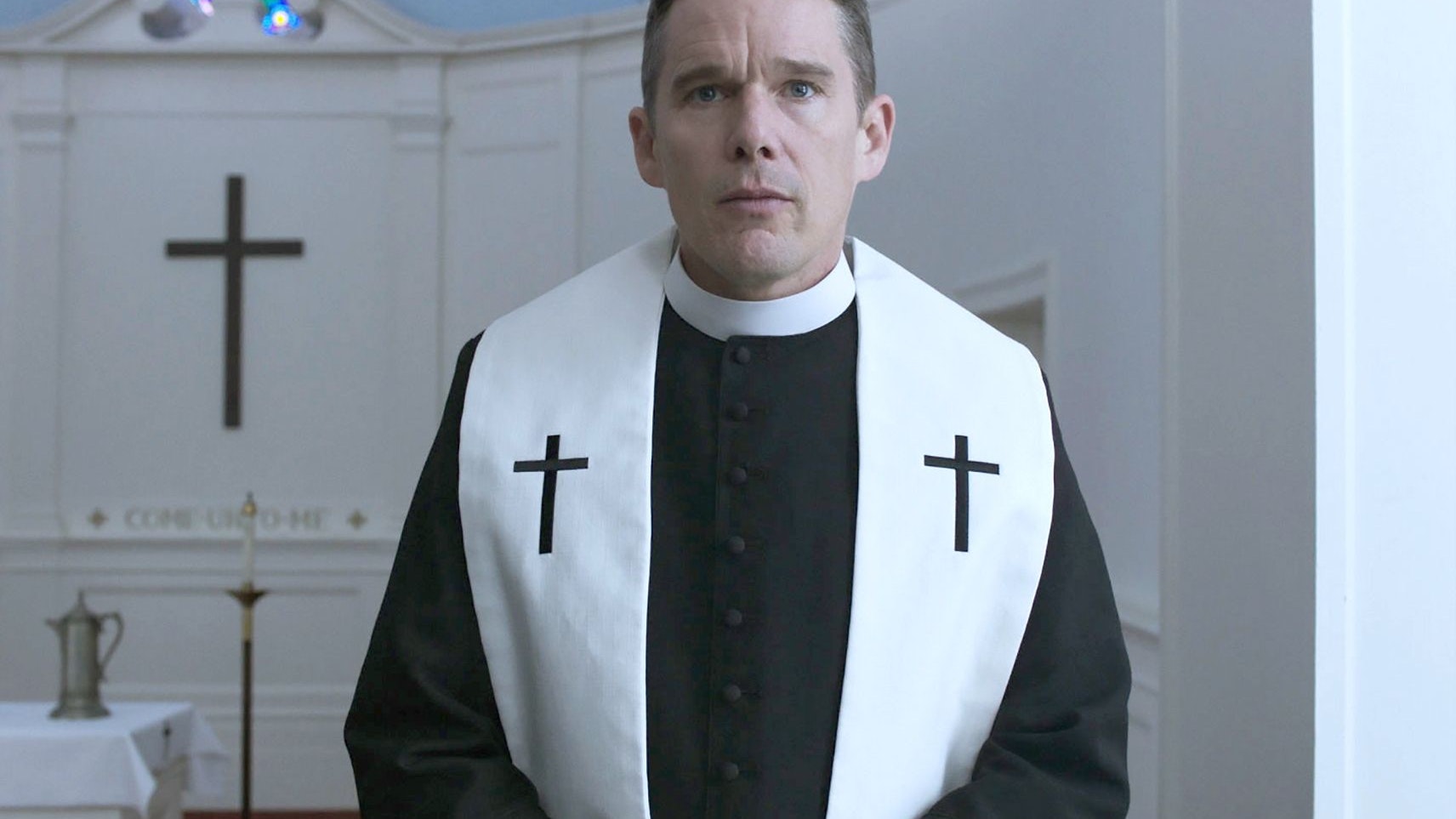 Eher still, aber dafür umso eindringlicher: Ethan Hawke als Geistlicher in "First Reformed"