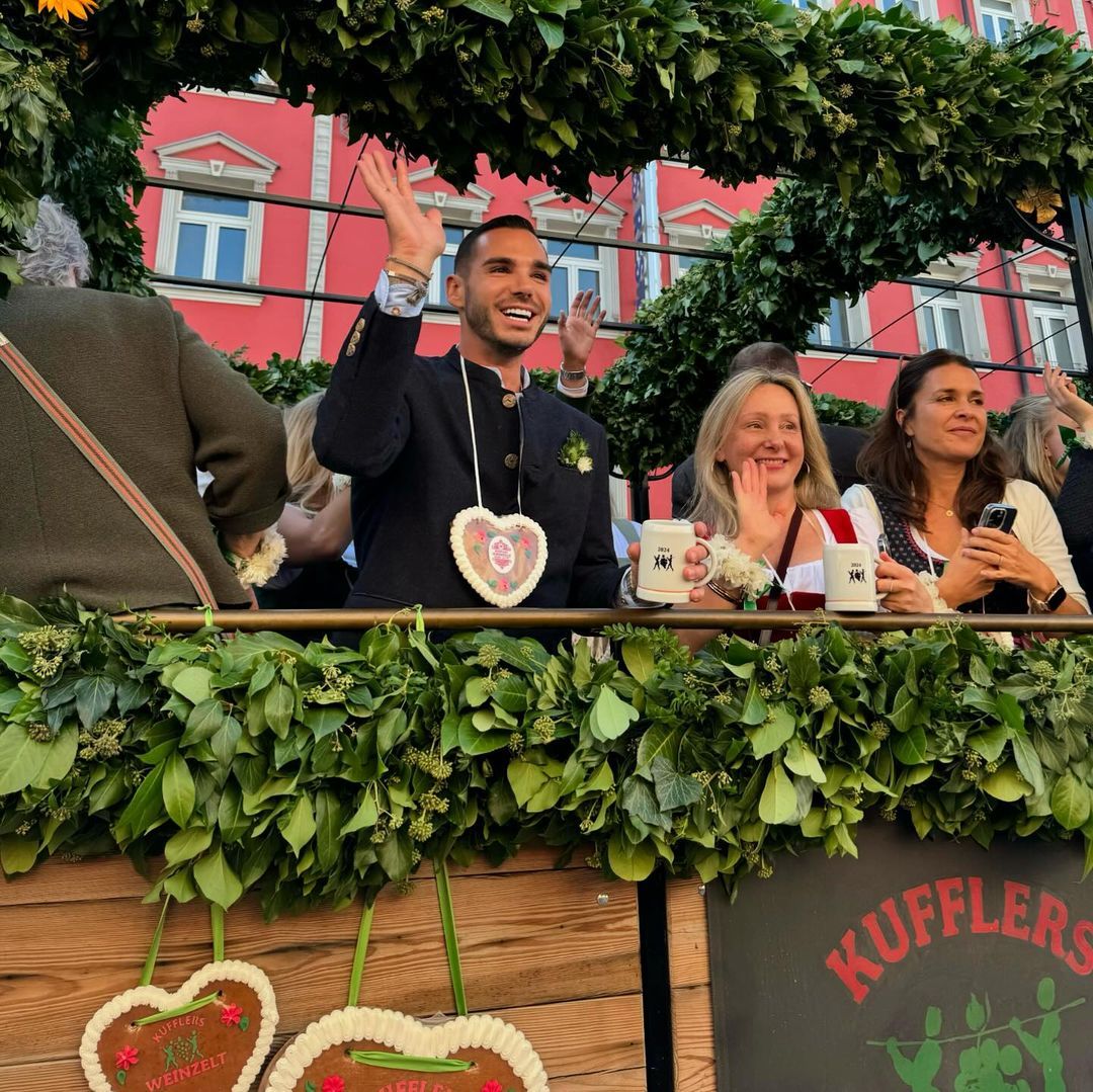 Étienne Bousquet-Cassagne stahlt auf dem Festwagen über beide Ohren.