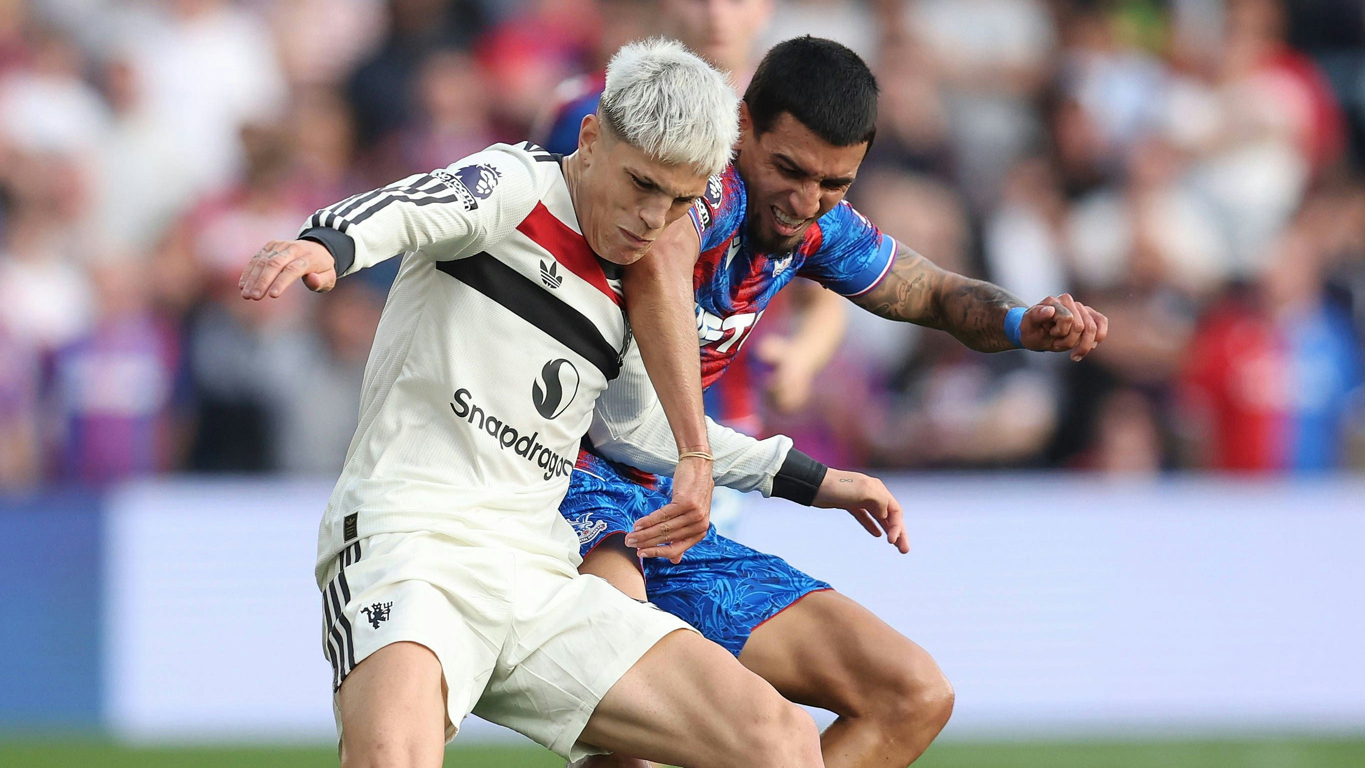 Manchester-United-Kicker Alejandro Garnacho und Crystal-Palace-Spieler Daniel Munoz im Duell. 