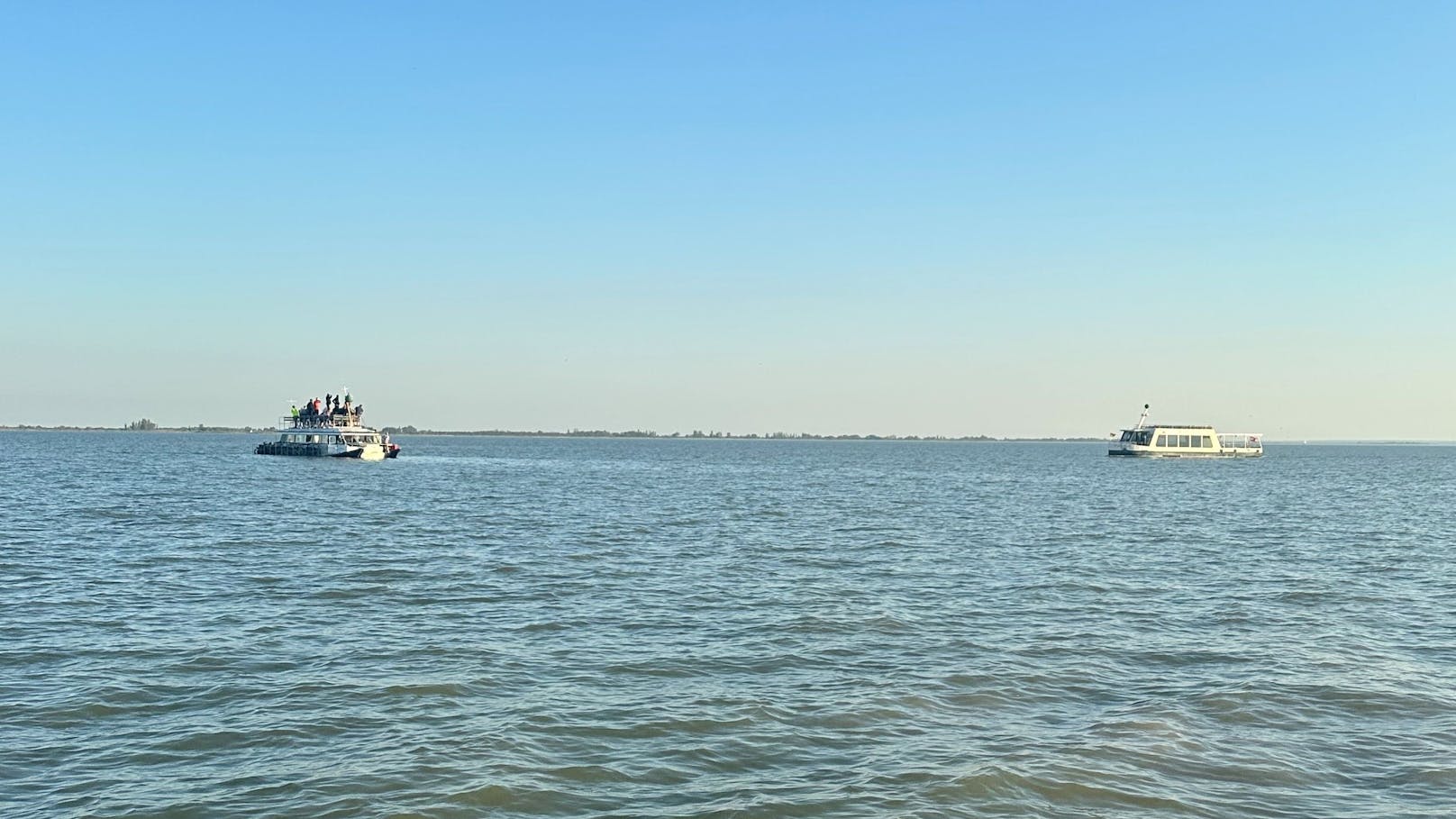 Am Neusiedler ist eine Radfähre auf Grund gelaufen. Die Gäste waren rund eine Stunde im Boot gefangen.