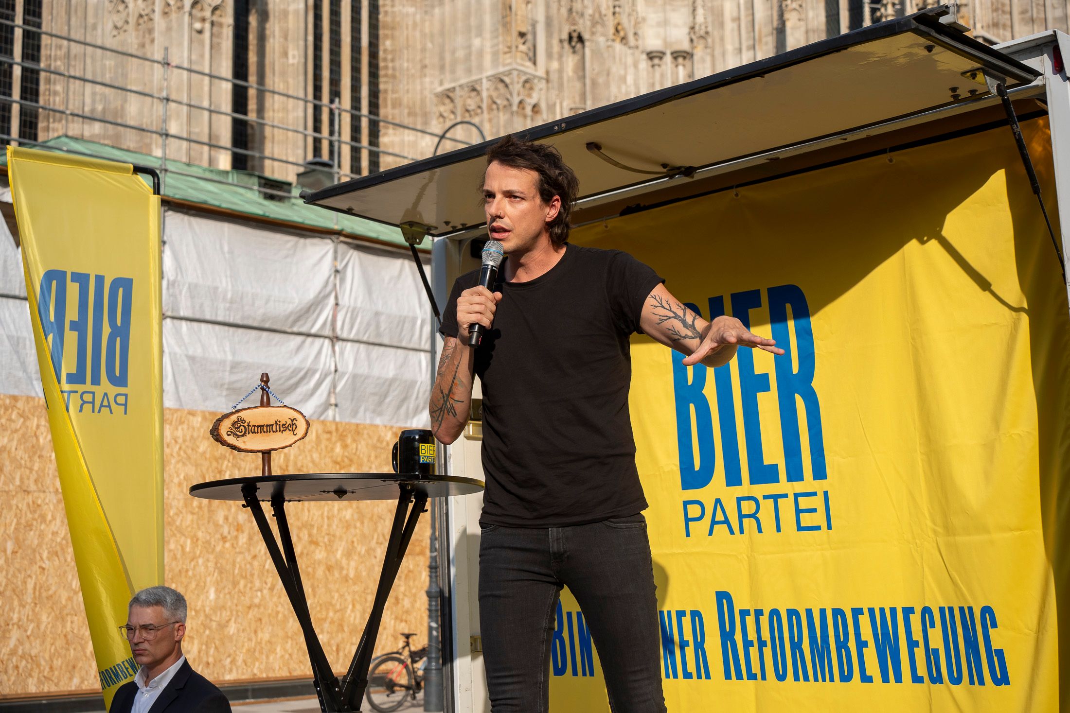 Spitzenkandidat Dominik Wlazny beim Wahlkampfauftakt am Stephansplatz in Wien.