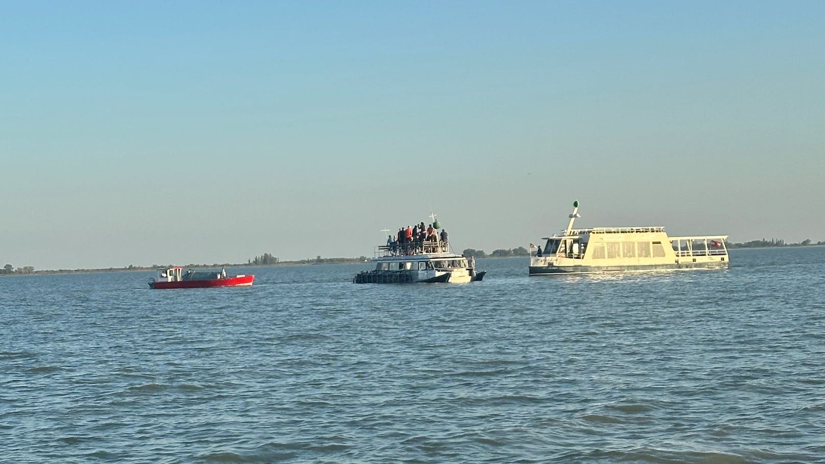 Am Neusiedler ist eine Radfähre auf Grund gelaufen. Die Gäste waren rund eine Stunde im Boot gefangen.