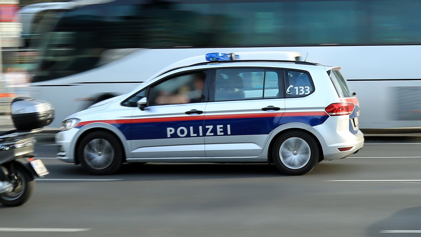 Auto-Rowdy raste Polizei davon – Zeugen gesucht