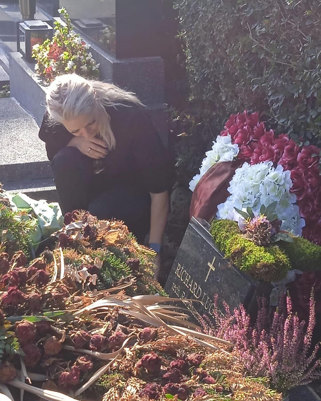 Simone Lugner am Grab ihres verstorbenen Mannes Richard Lugner.