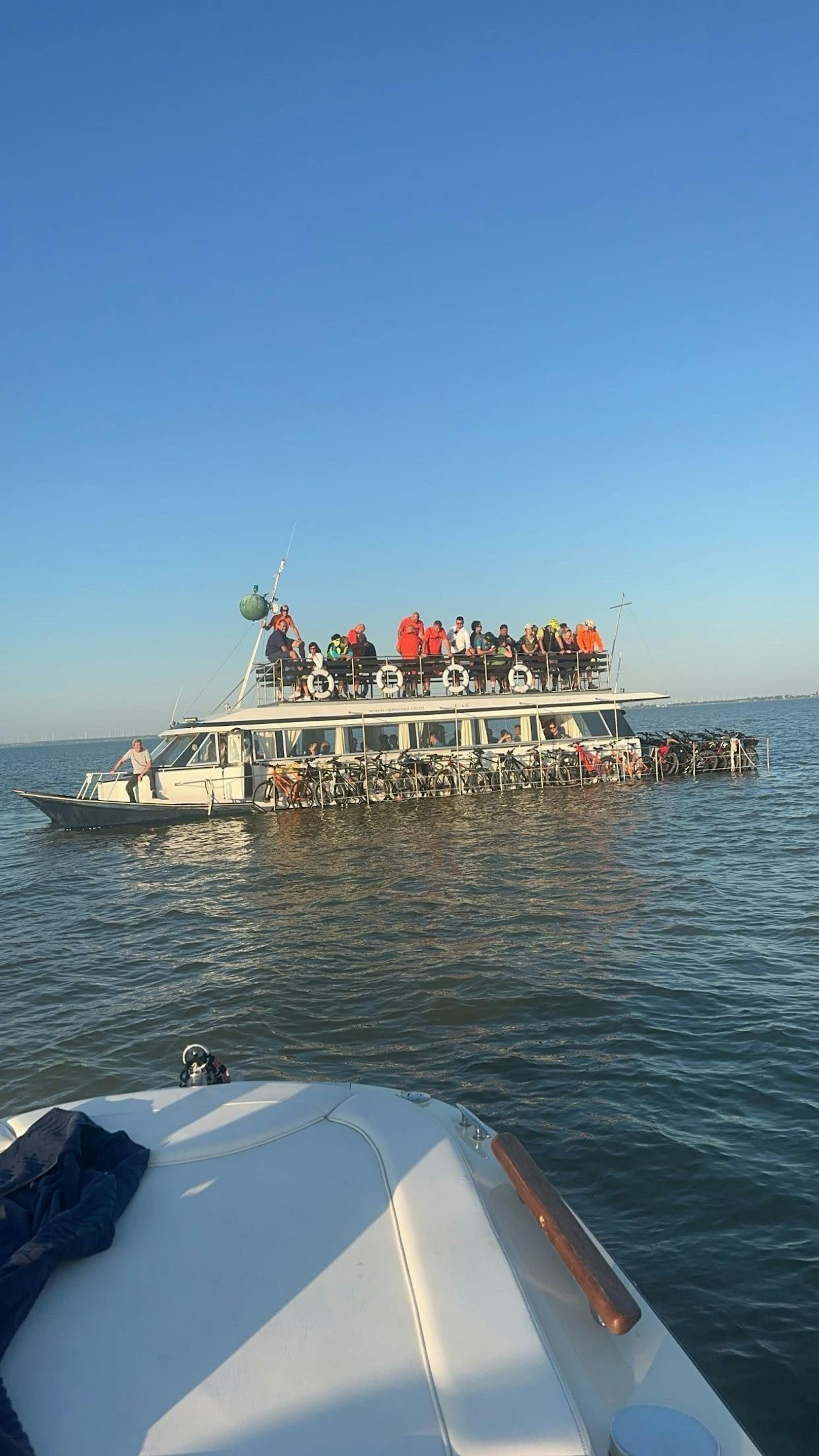 Am Neusiedler ist eine Radfähre auf Grund gelaufen. Die Gäste waren rund eine Stunde im Boot gefangen.