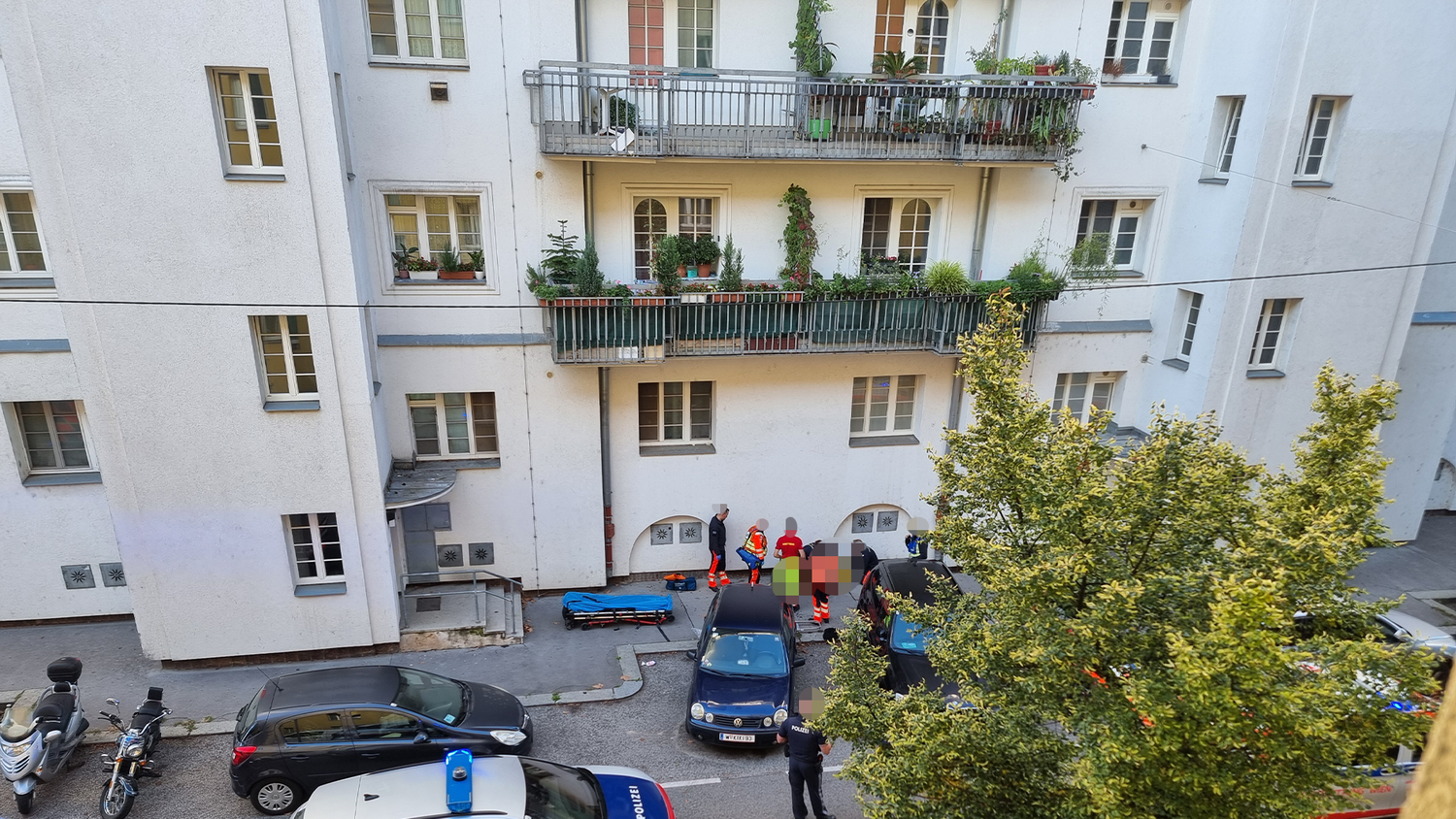Sturz vom Balkon fordert Rettungseinsatz in Wien-Meidling.