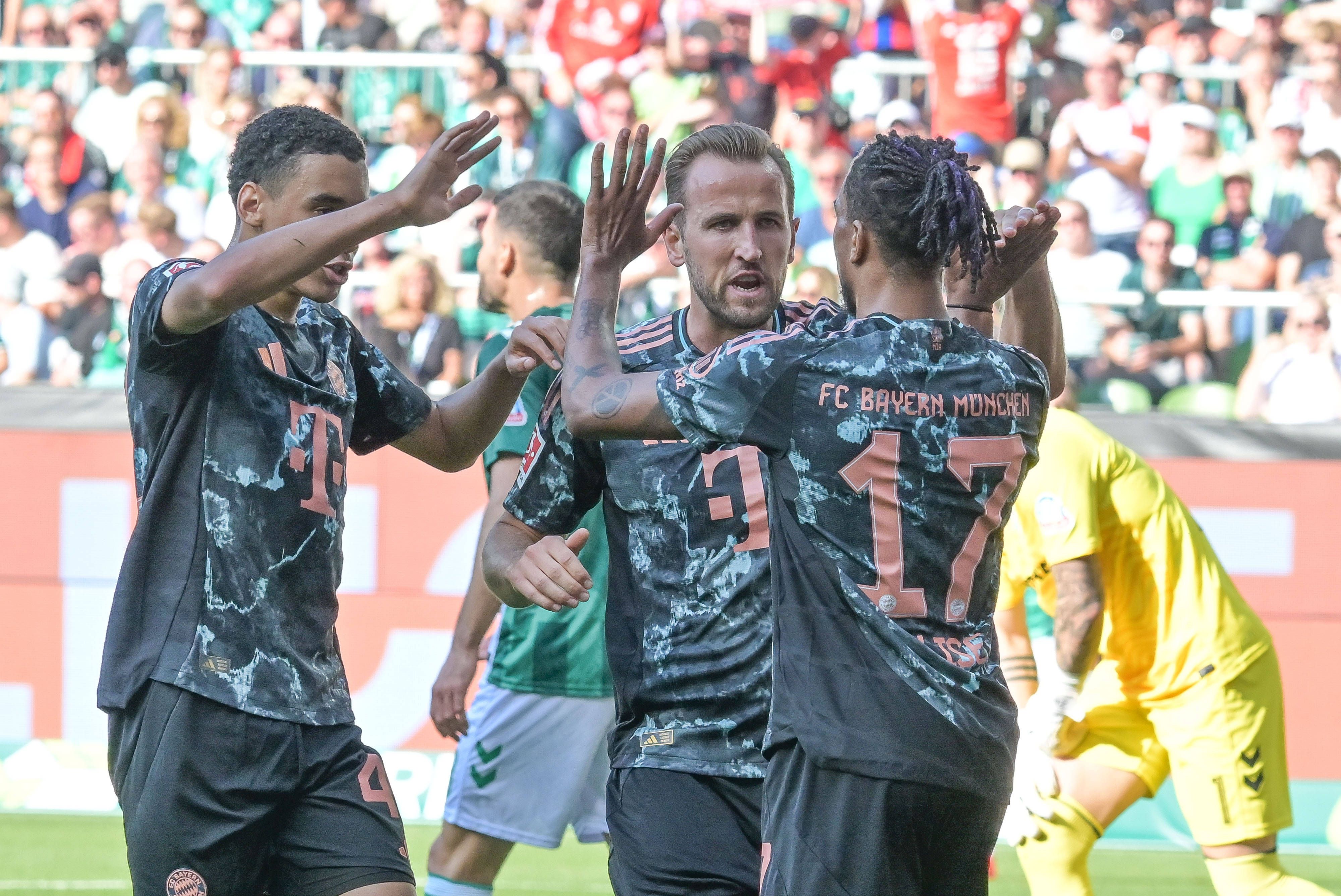 Die Bayern bejubeln den klaren Sieg in Bremen. 