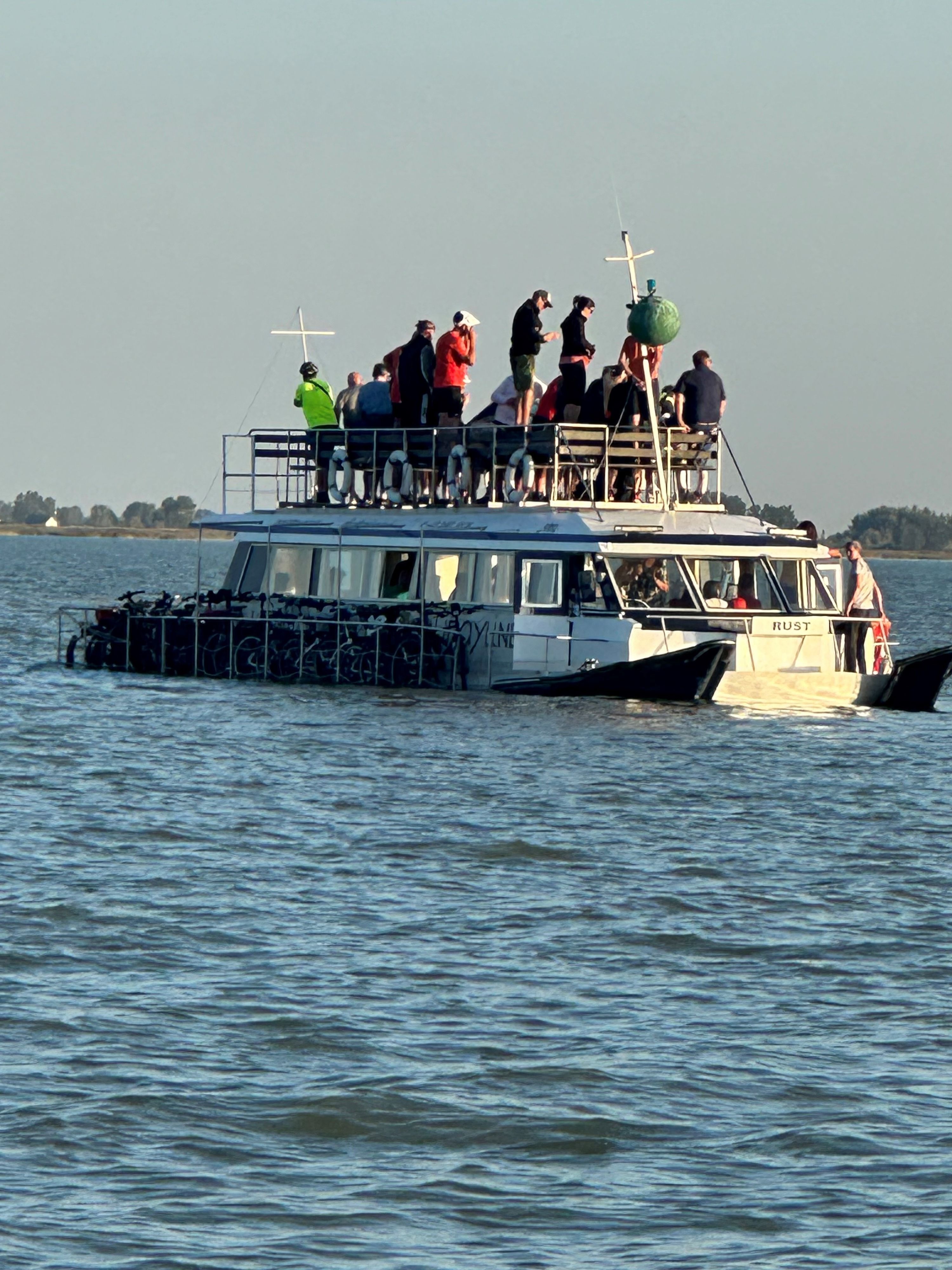 Am Neusiedler soll am Samstag eine Radfähre auf Grund gelaufen sein. Erst nach rund einer Stunde kam Hilfe, berichten Augenzeugen.