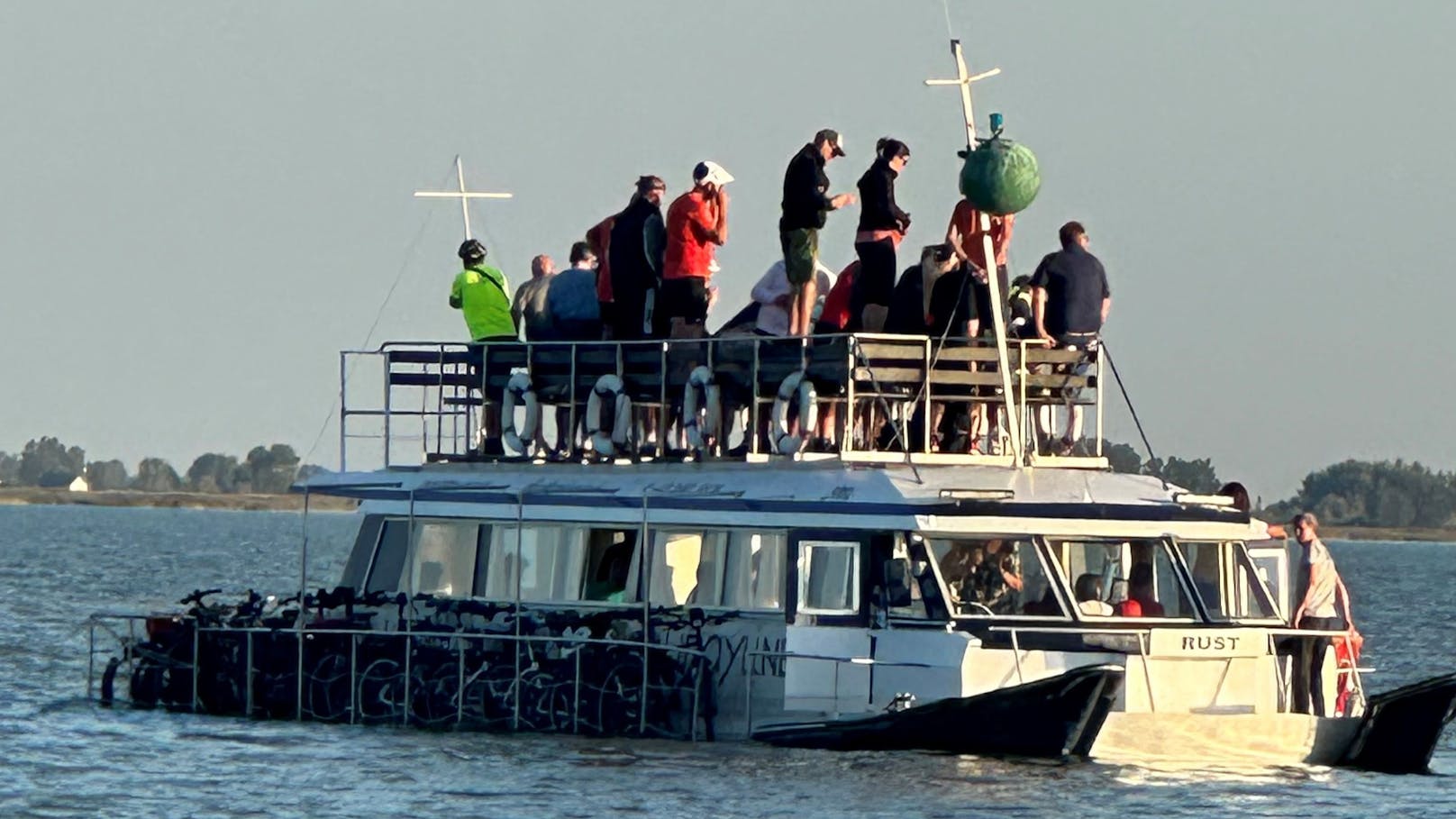 Fähre bleibt stecken: Gäste auf Neusiedler See gefangen