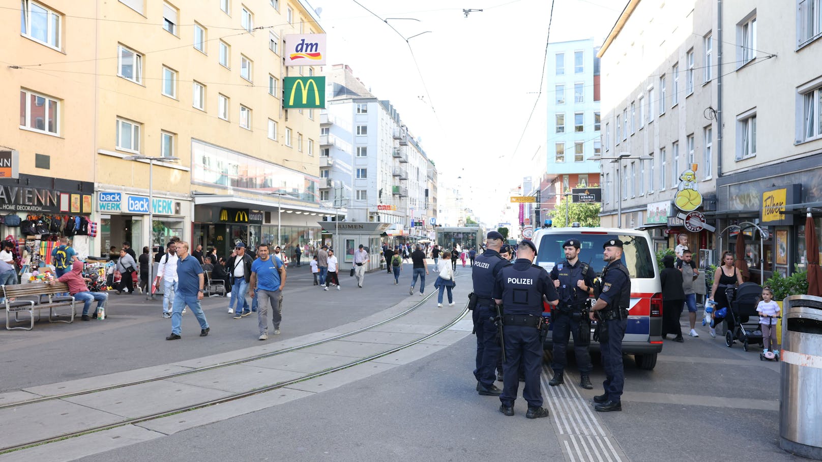 Fußgängerin am Reumannplatz von Auto erfasst