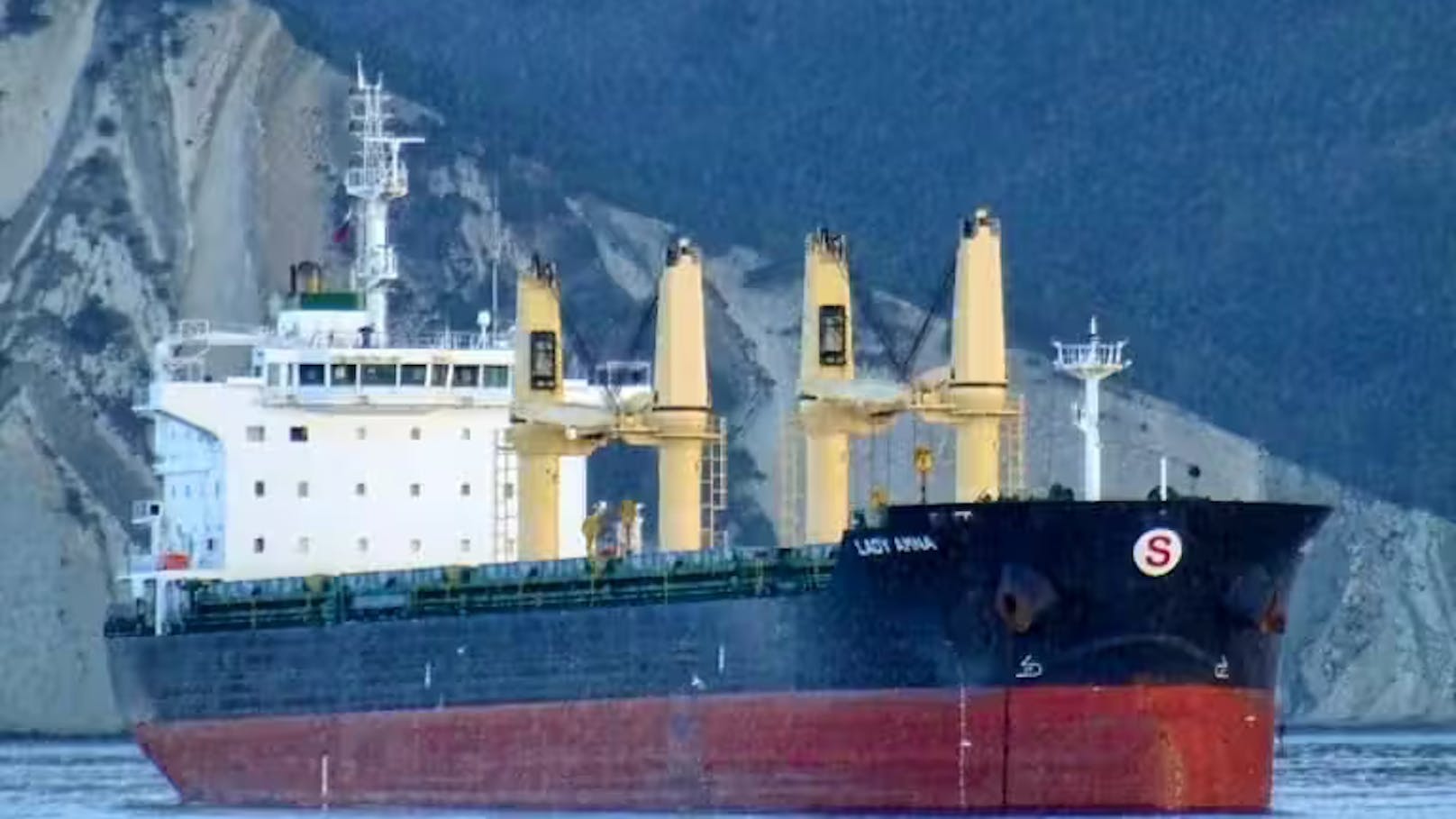 Hochexplosives Schiff versetzt Anrainer in Panik