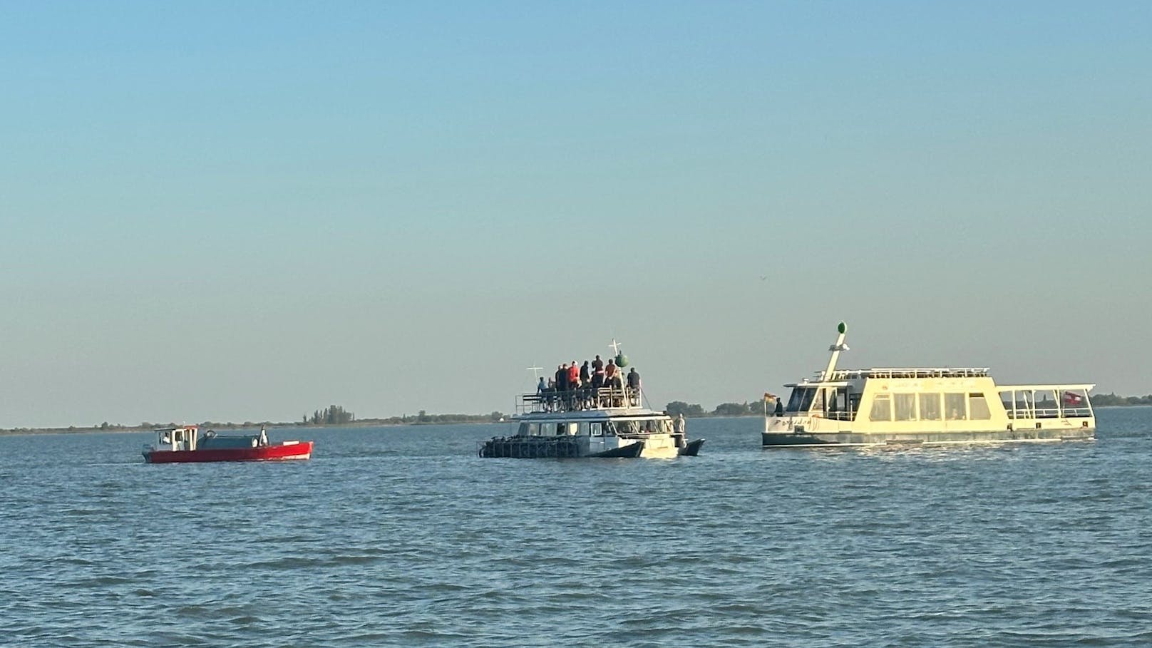 Am Neusiedler ist eine Radfähre auf Grund gelaufen. Die Gäste waren rund eine Stunde im Boot gefangen.