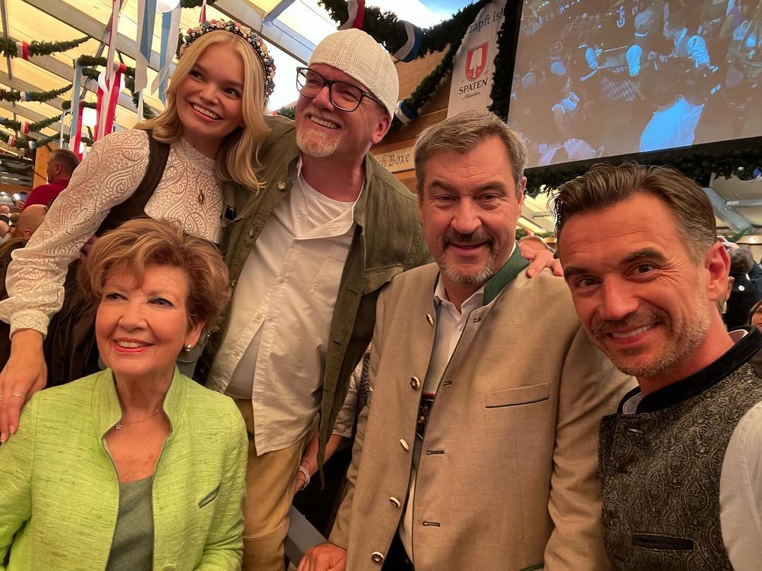 Florian Silbereisen posiert mit Markus Söder, Carolin Reiber, sowie DJ Ötzi und dessen Tochter Lisa-Marie auf dem Oktoberfest.