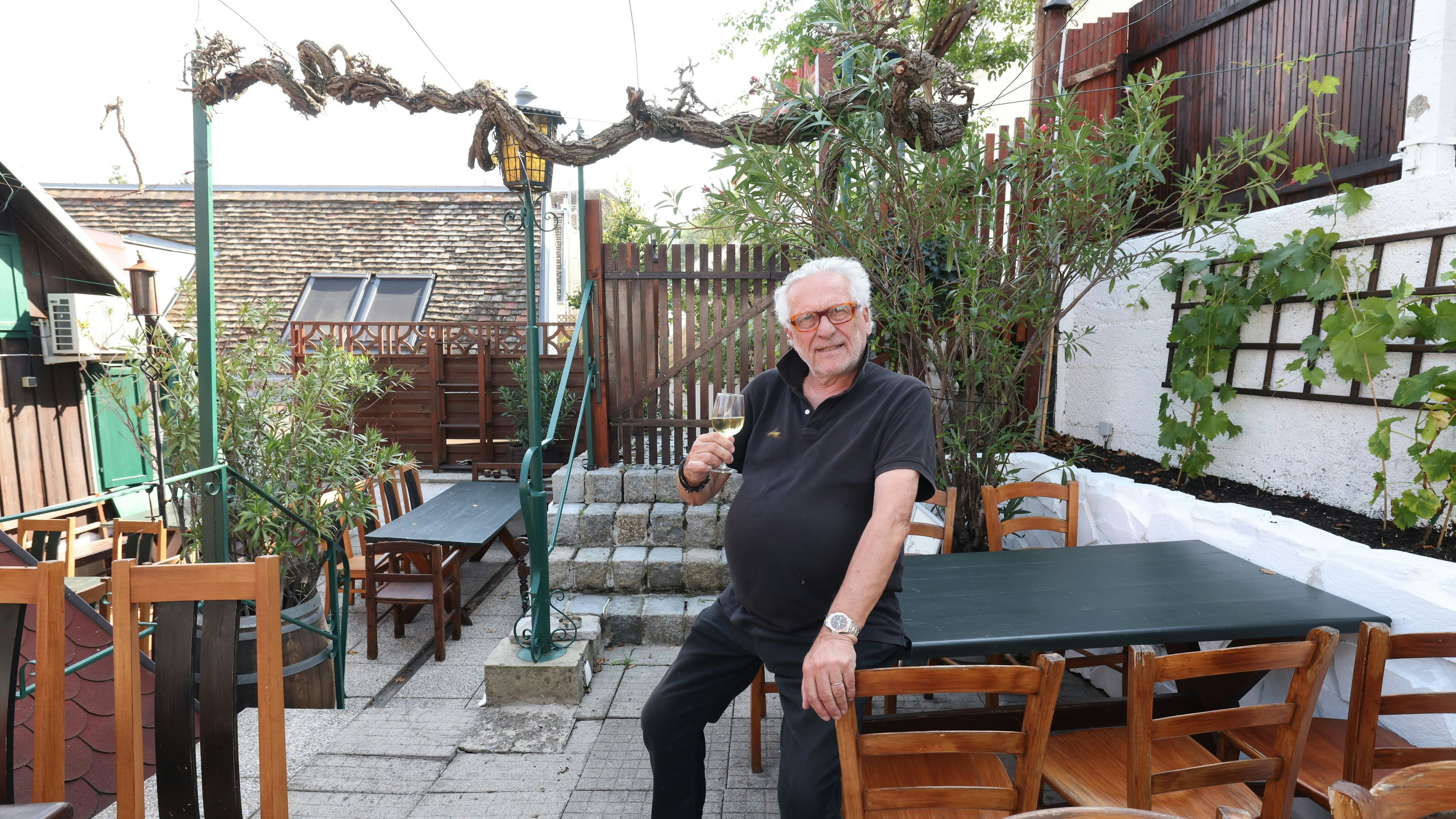 Martin Zimmermann eröffnet am Montag, dem 23. September, sein neues Heurigen-Lokal in der Bloschgasse 7 in Wien-Döbling.