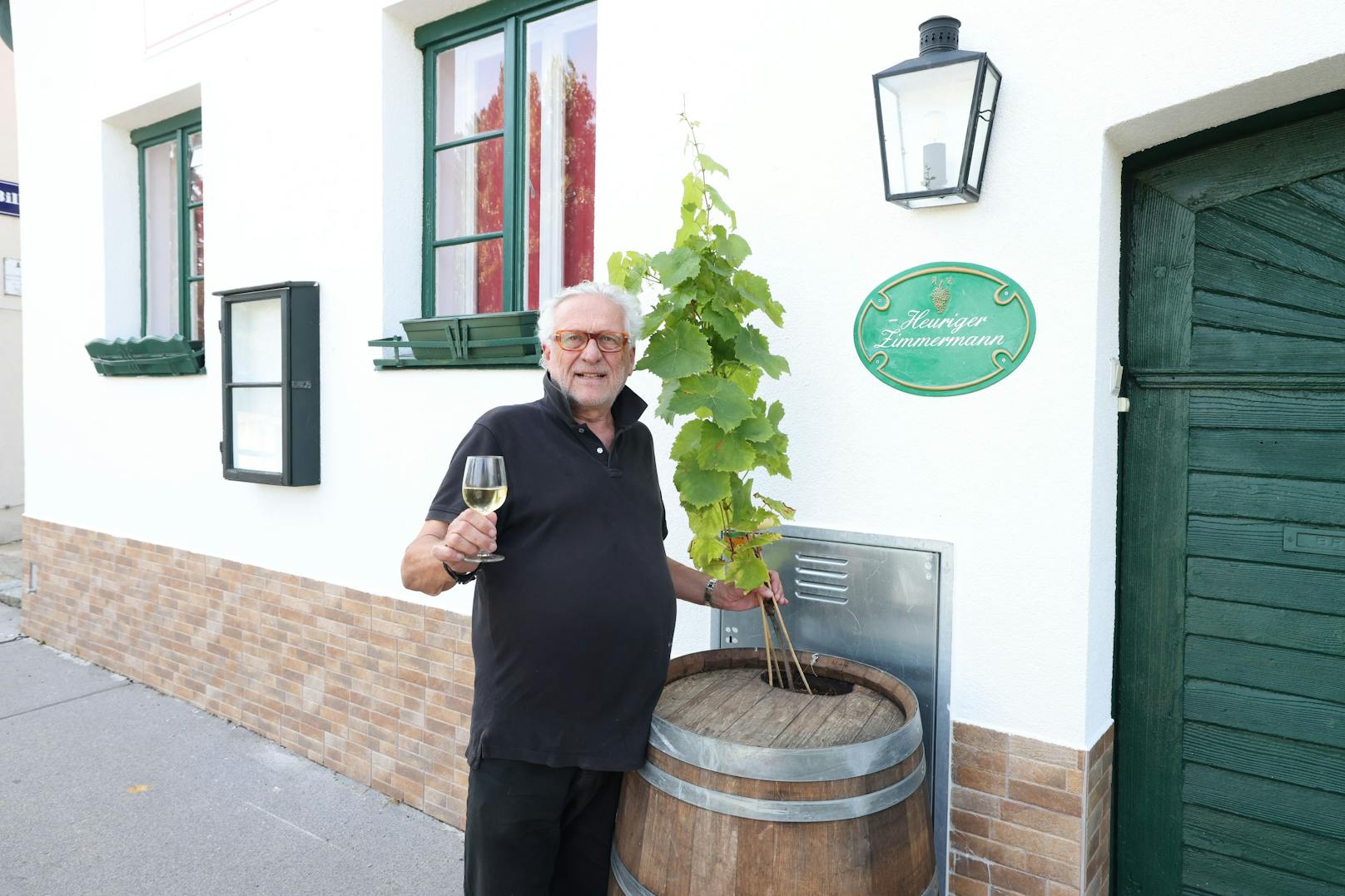 Martin Zimmermann in seinem neuen Heurigen-Lokal in der Bloschgasse 7 in Wien-Döbling.