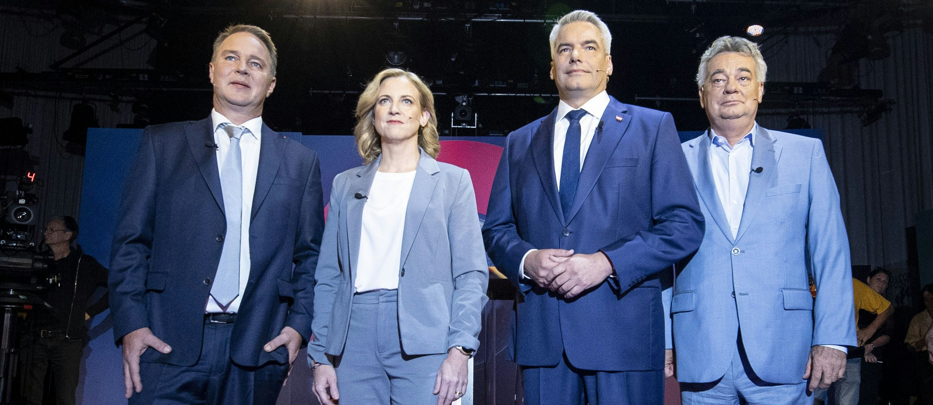 Gruppenbild mit Dame, weil Herbert Kickl schwänzte: Kanzler Karl Nehammer, Andreas Babler (SPÖ), Beate Meinl-Reisinger (NEOS) und Vizekanzler Werner Kogler (Grüne)